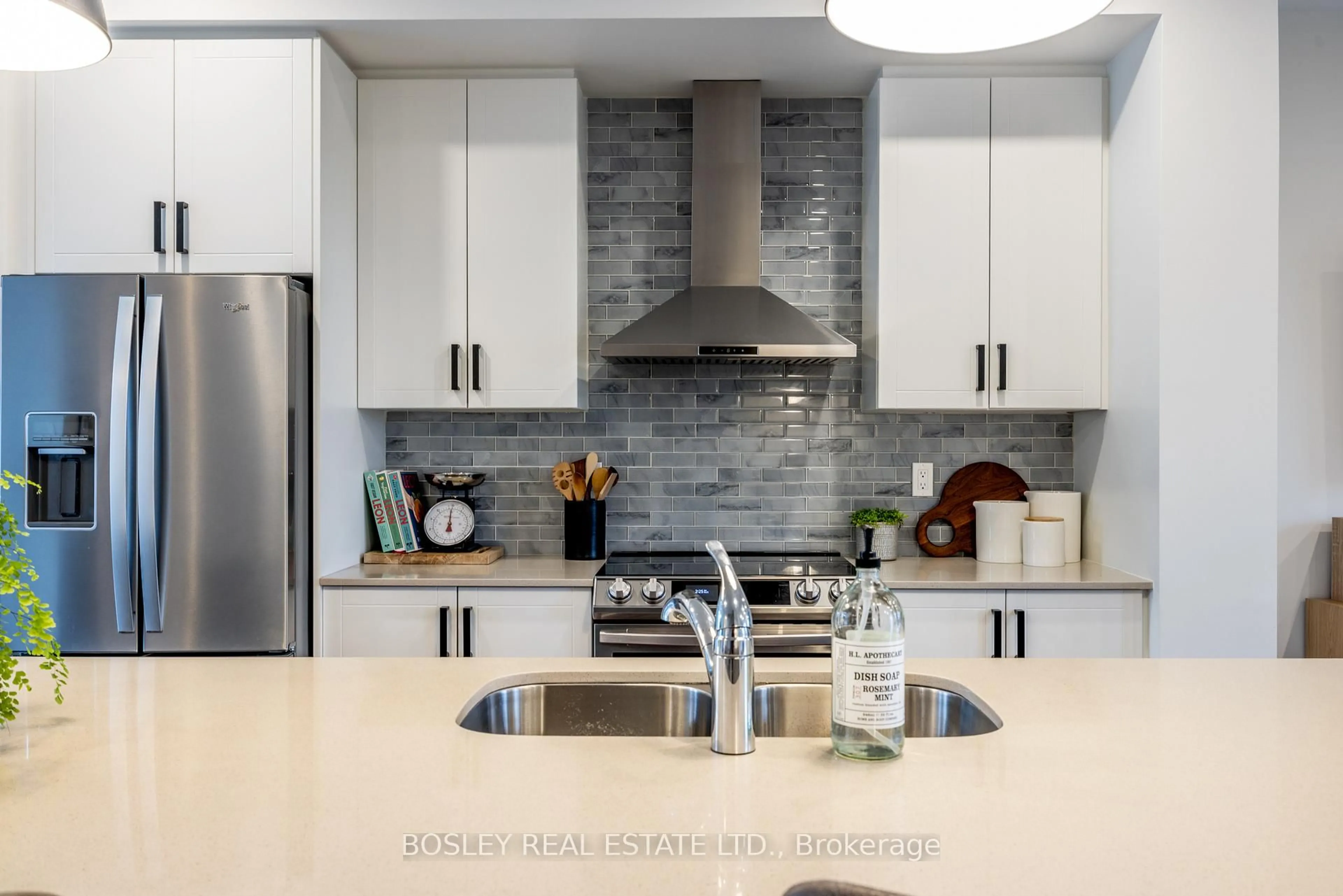 Contemporary kitchen, ceramic/tile floor for 1818 Mitoff Pl, Mississauga Ontario L4W 0E8