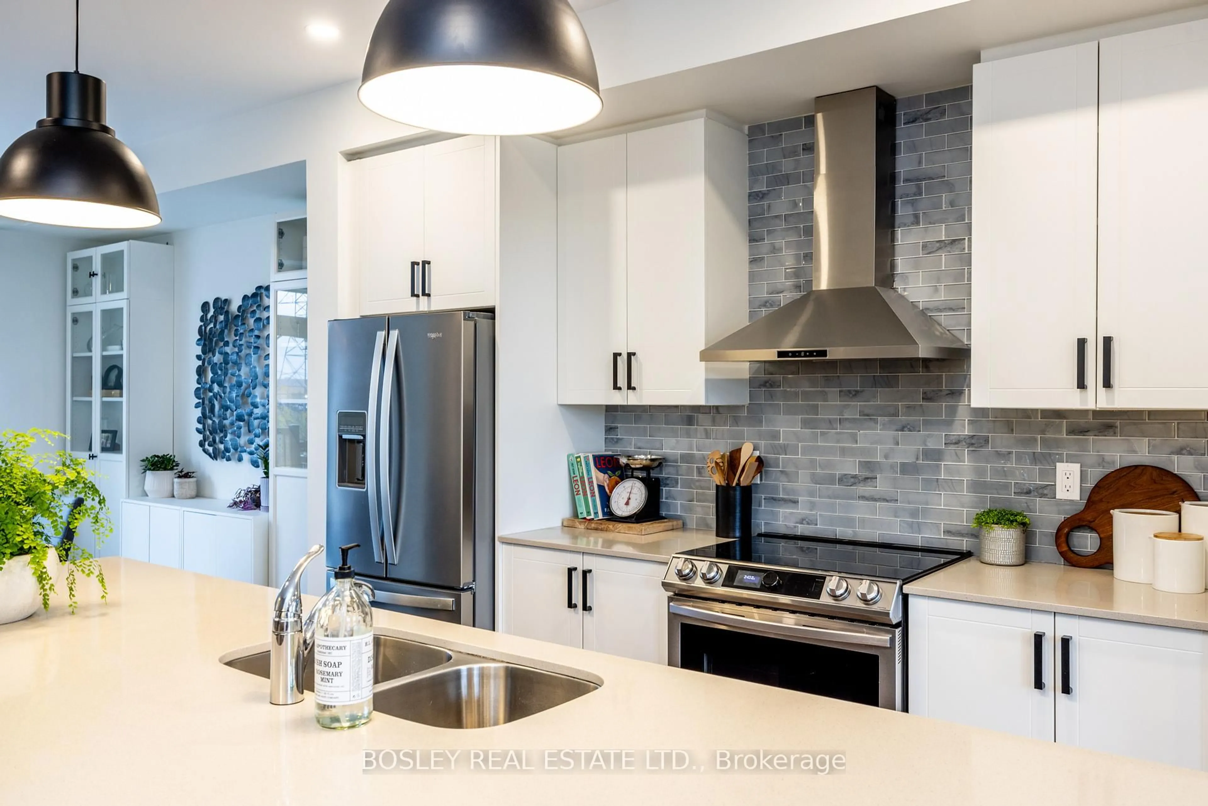 Contemporary kitchen, ceramic/tile floor for 1818 Mitoff Pl, Mississauga Ontario L4W 0E8