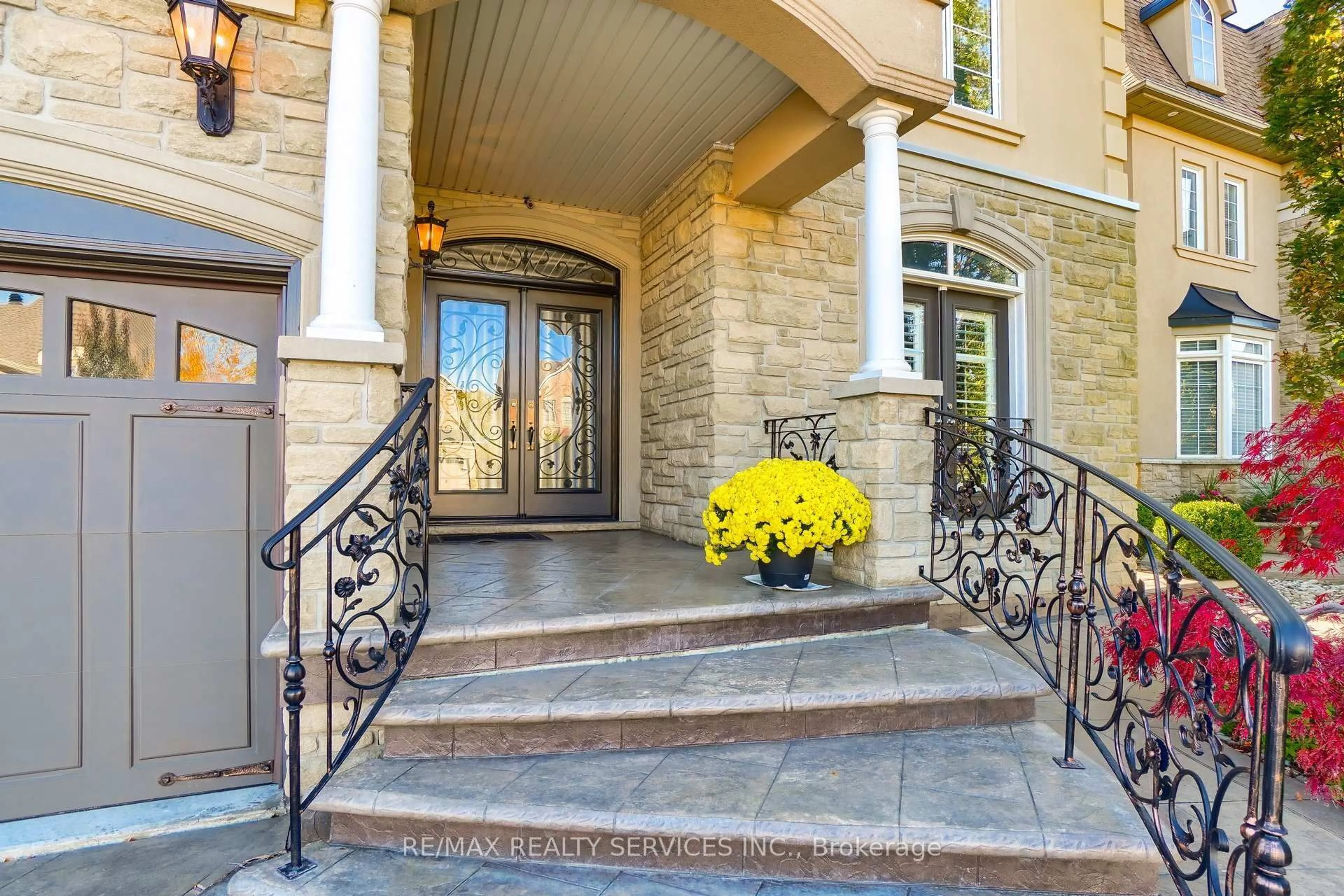 Indoor entryway for 9 Concorde Dr, Brampton Ontario L6P 1V3