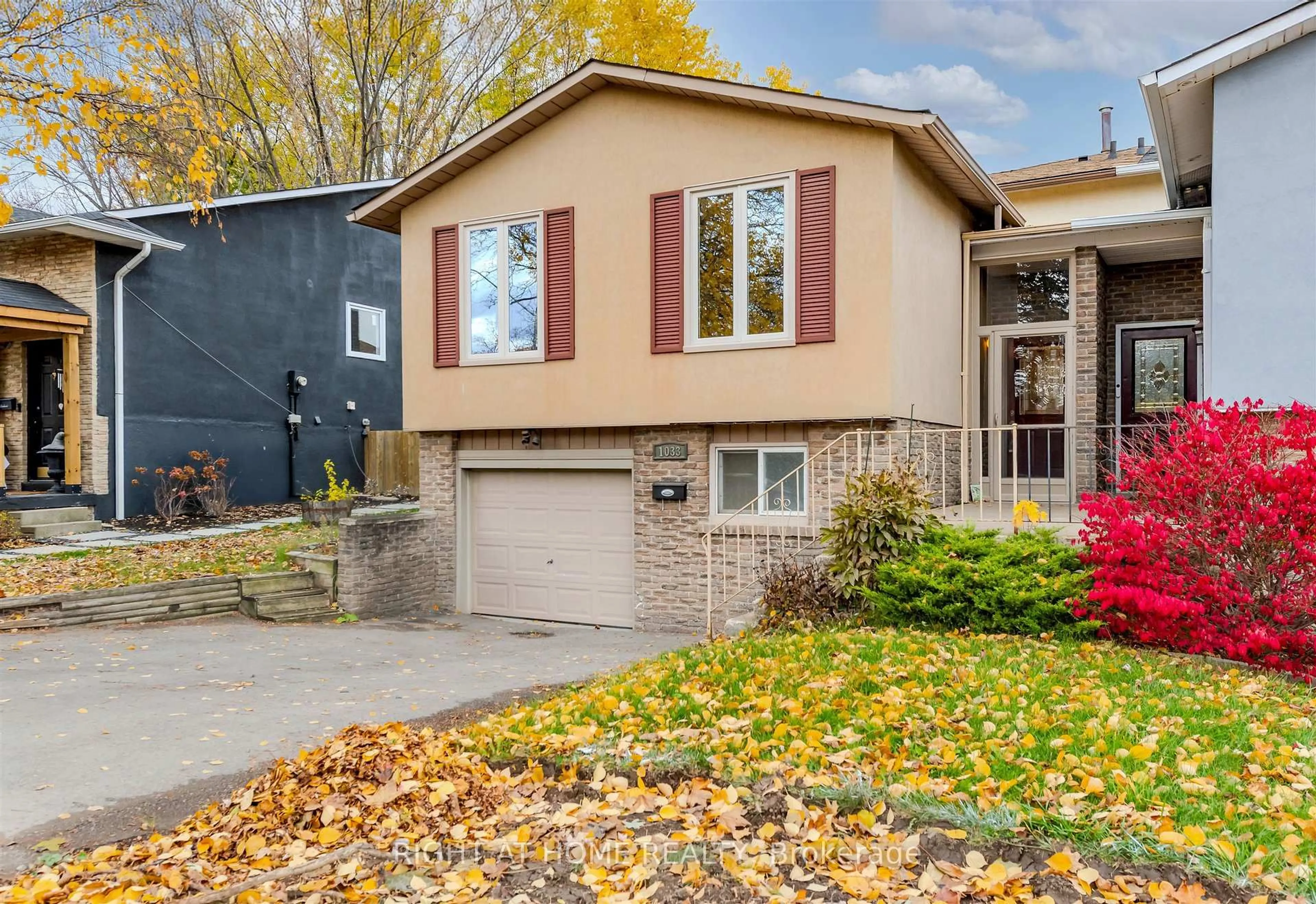Home with brick exterior material, street for 1033 Havendale Blvd, Burlington Ontario L7P 3P7