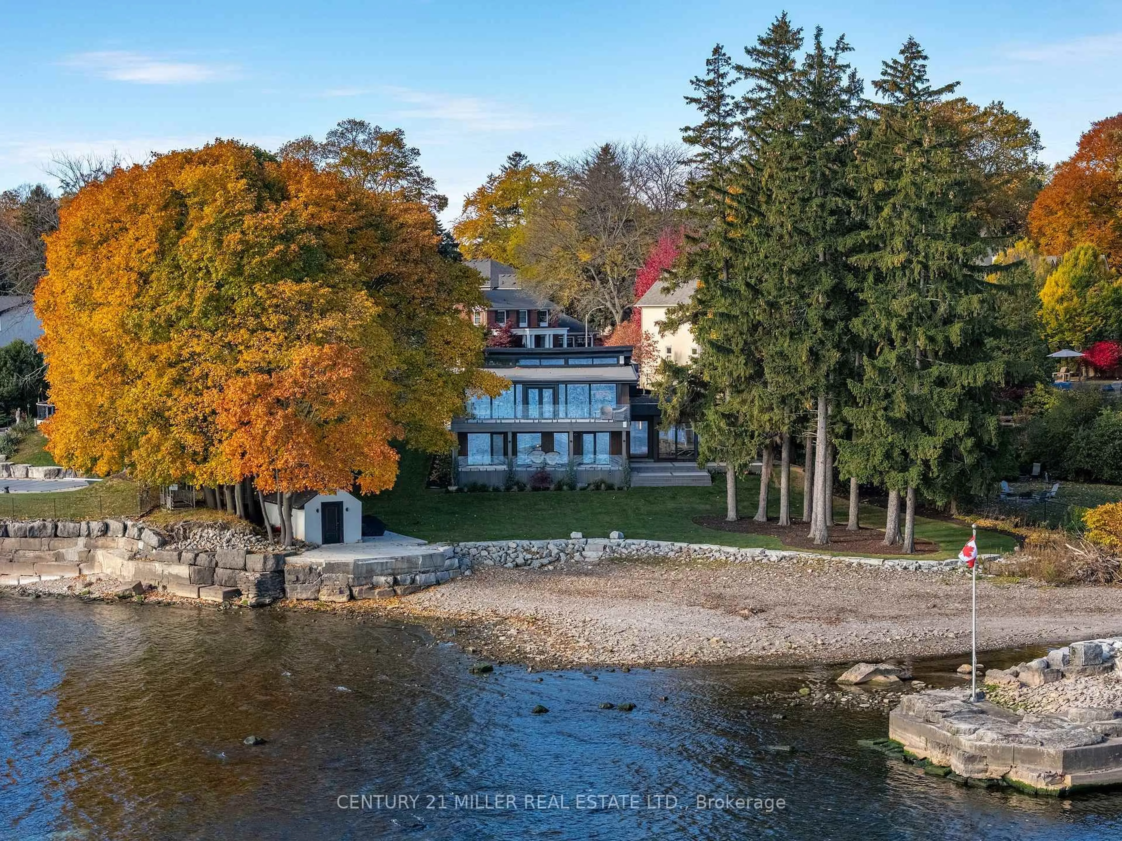 A pic from outside/outdoor area/front of a property/back of a property/a pic from drone, water/lake/river/ocean view for 121 Edgecliffe Pl, Burlington Ontario L7L 3Z2