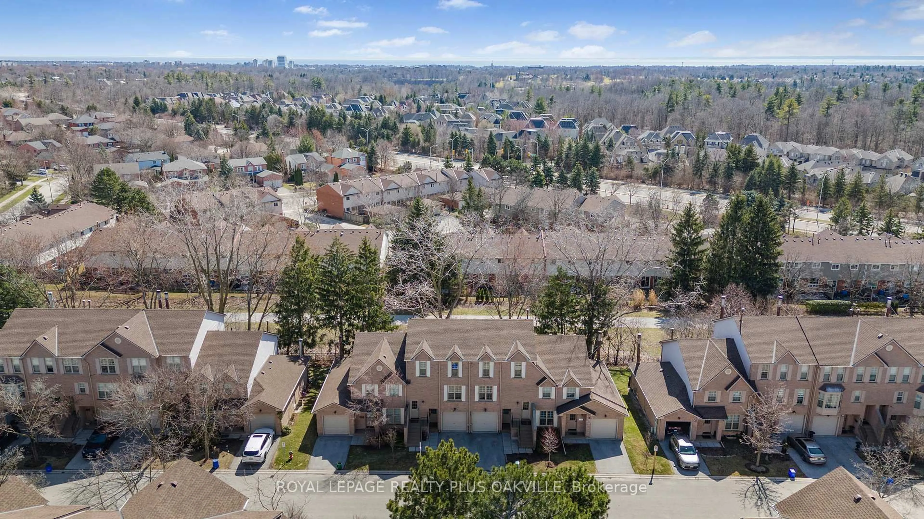 A pic from outside/outdoor area/front of a property/back of a property/a pic from drone, mountain view for 2272 Mowat Ave #34, Oakville Ontario L6H 5L8