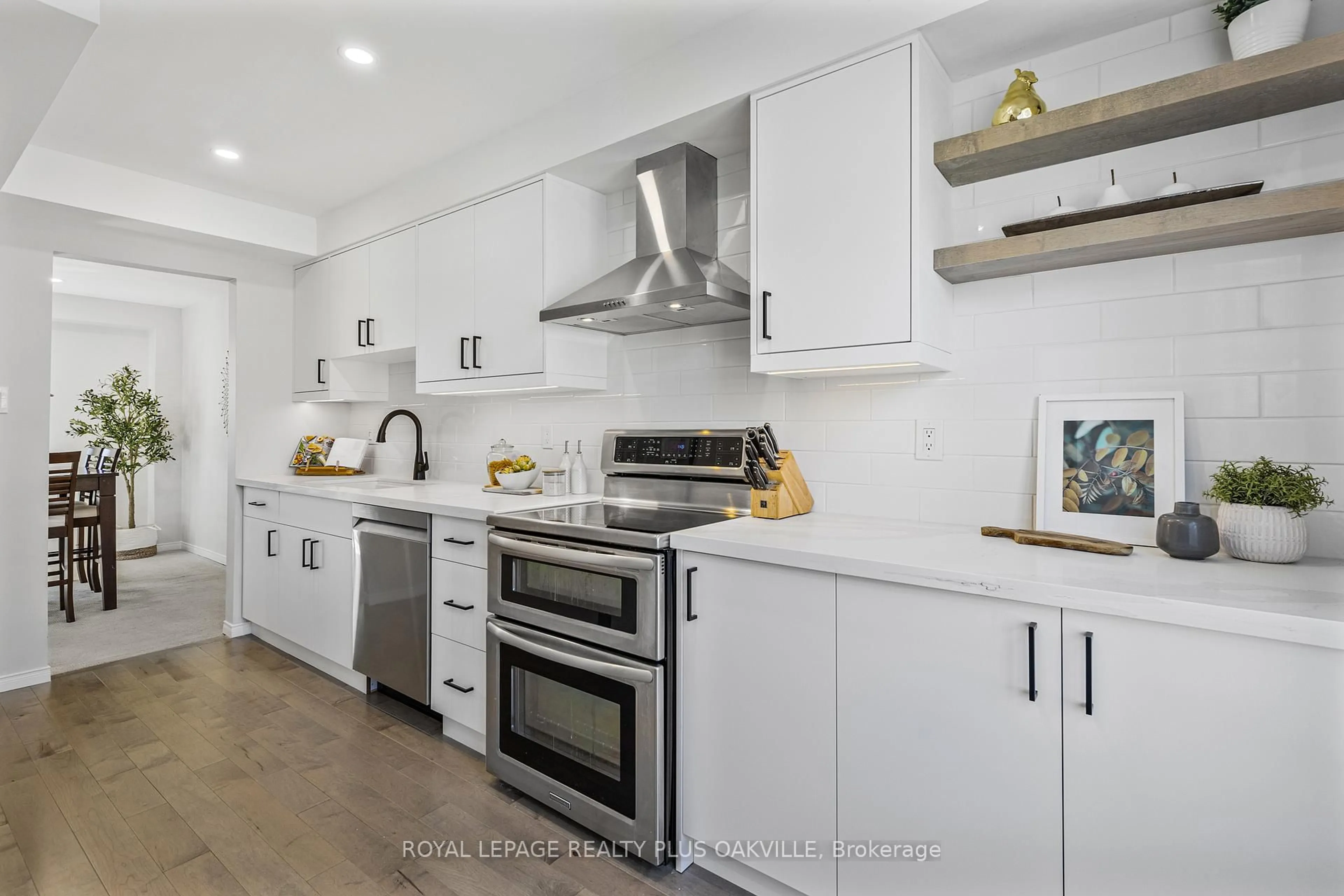 Open concept kitchen, ceramic/tile floor for 2272 Mowat Ave #34, Oakville Ontario L6H 5L8