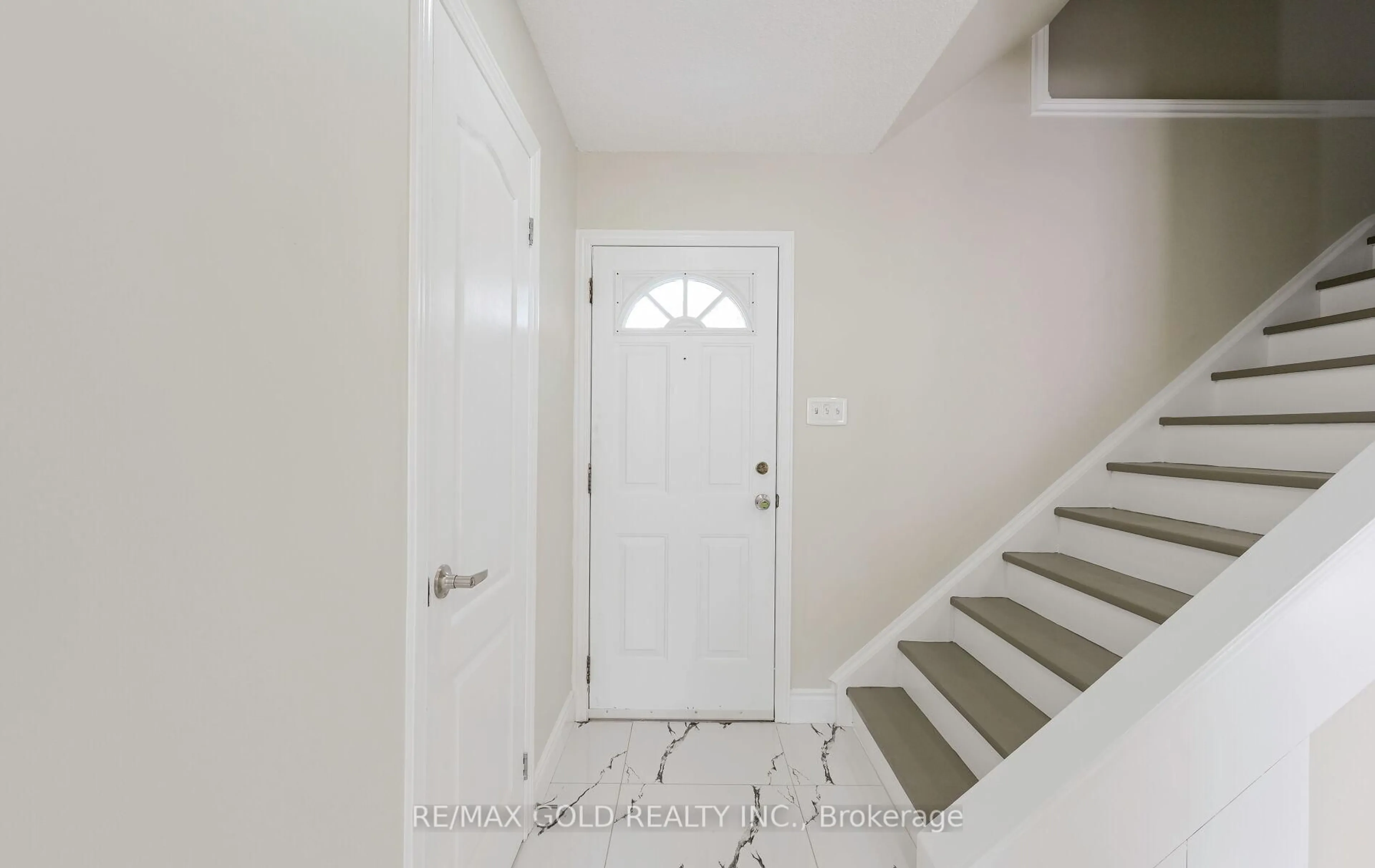 Indoor entryway for 11 Huronia Crt, Brampton Ontario L6S 2C7