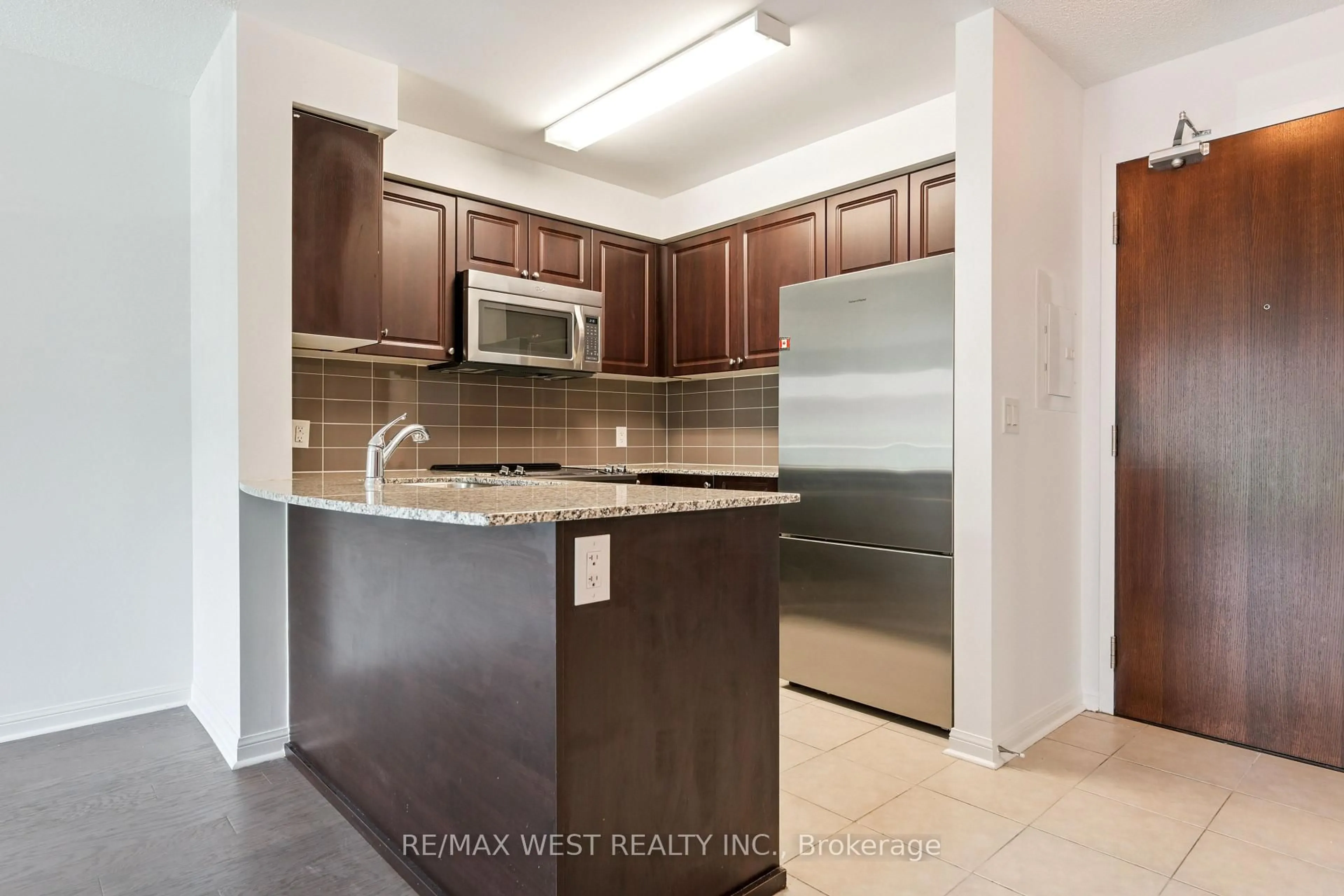 Standard kitchen, unknown for 50 Via Rosedale #117, Brampton Ontario L6R 3Z7