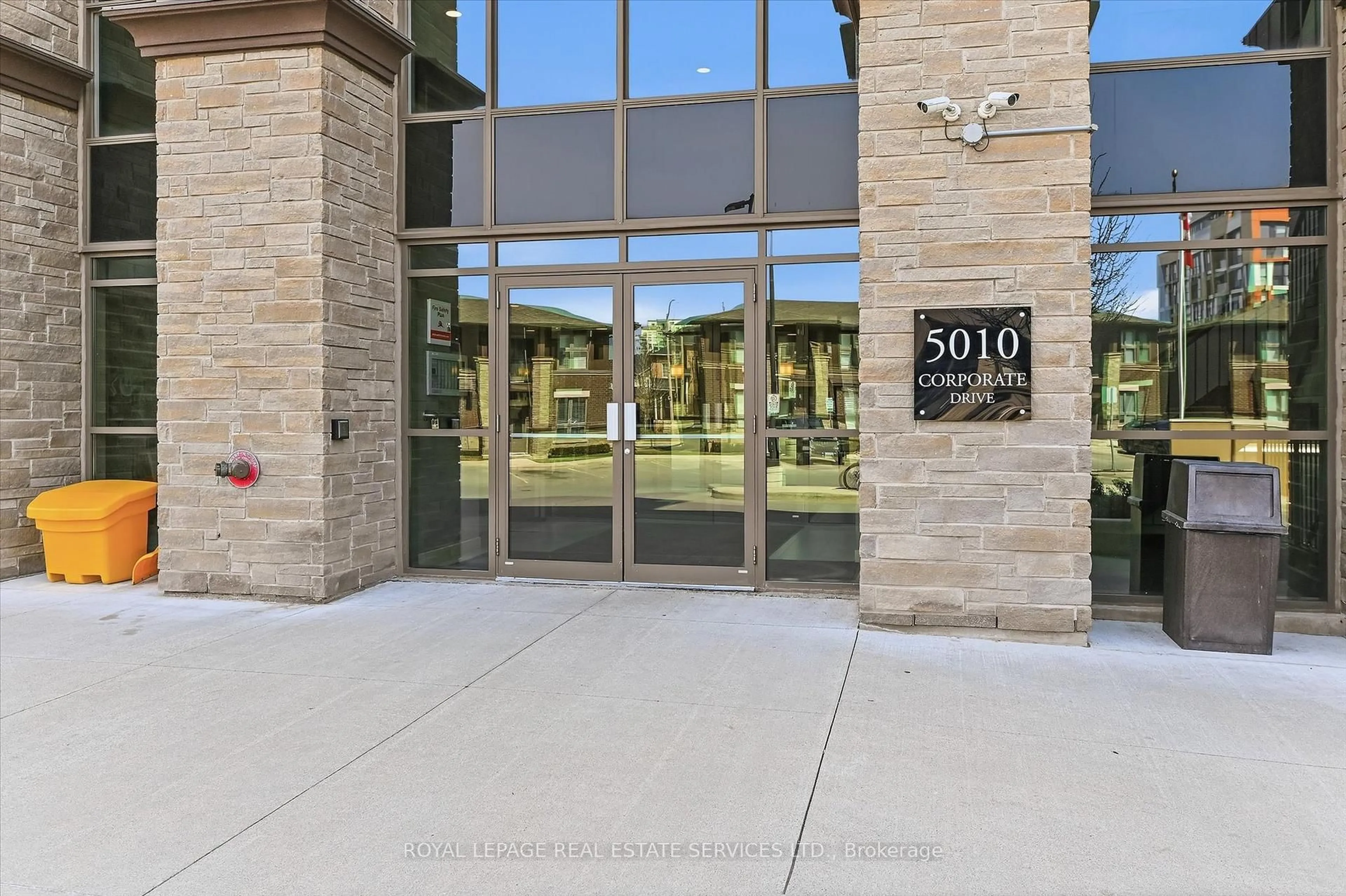 Indoor foyer for 5020 Corporate Dr #402, Burlington Ontario L7L 0H7