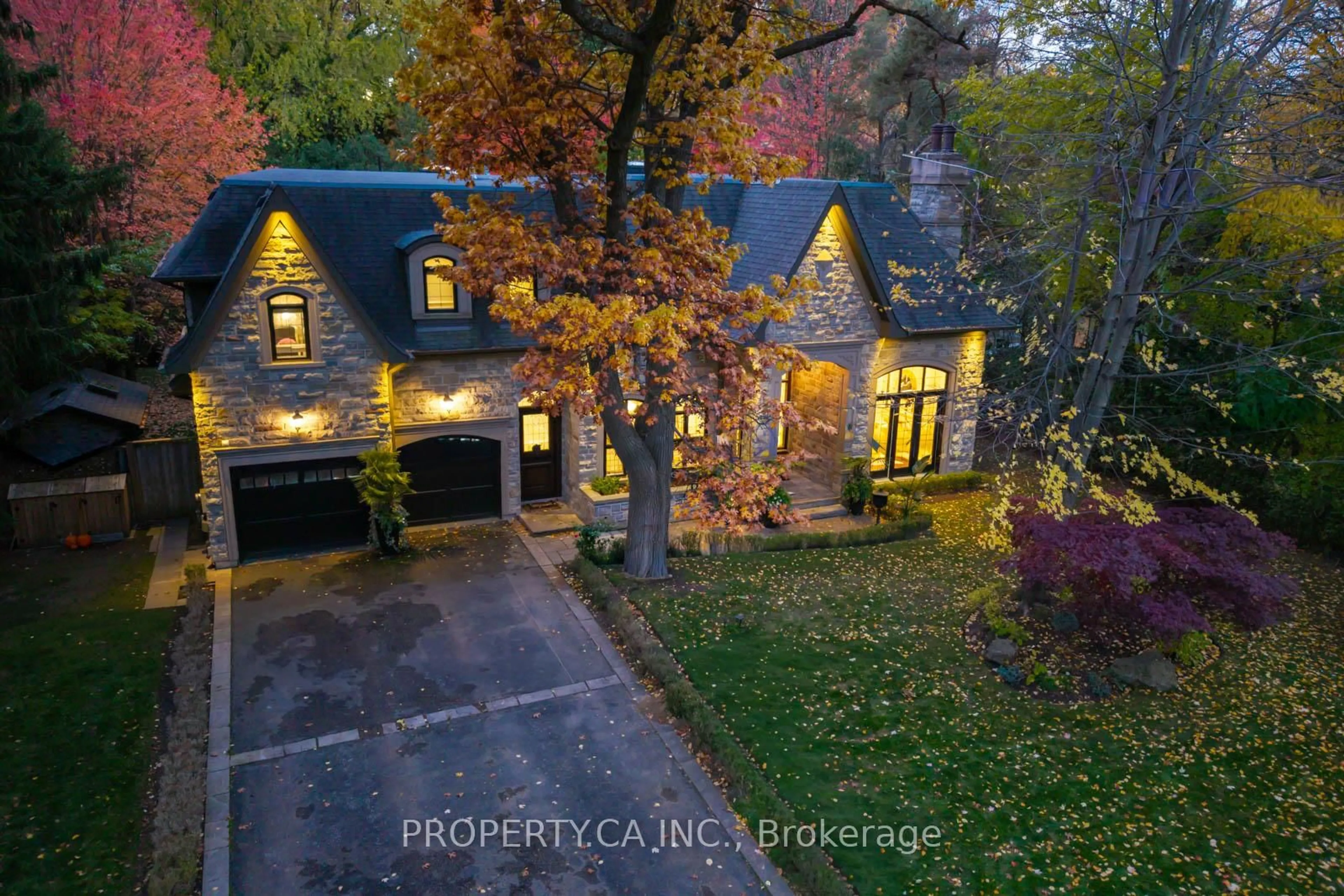 A pic from outside/outdoor area/front of a property/back of a property/a pic from drone, street for 224 Donnelly Dr, Mississauga Ontario L5G 2M4