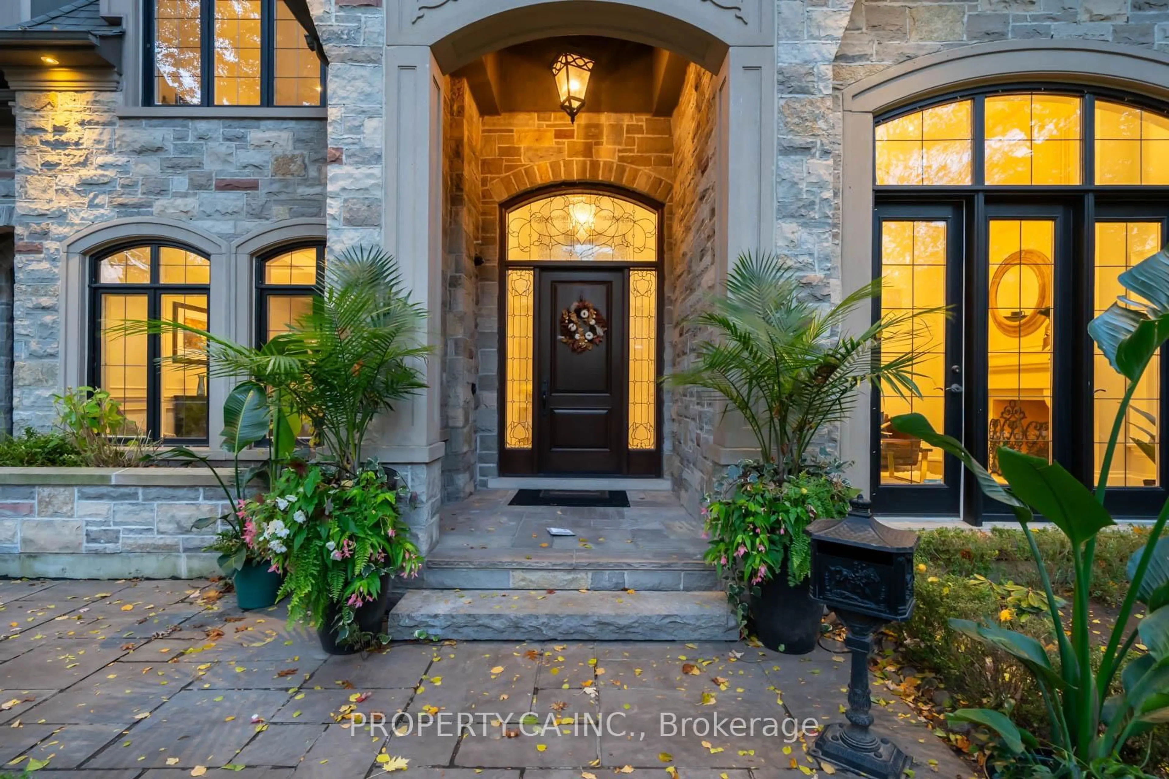 Indoor entryway for 224 Donnelly Dr, Mississauga Ontario L5G 2M4