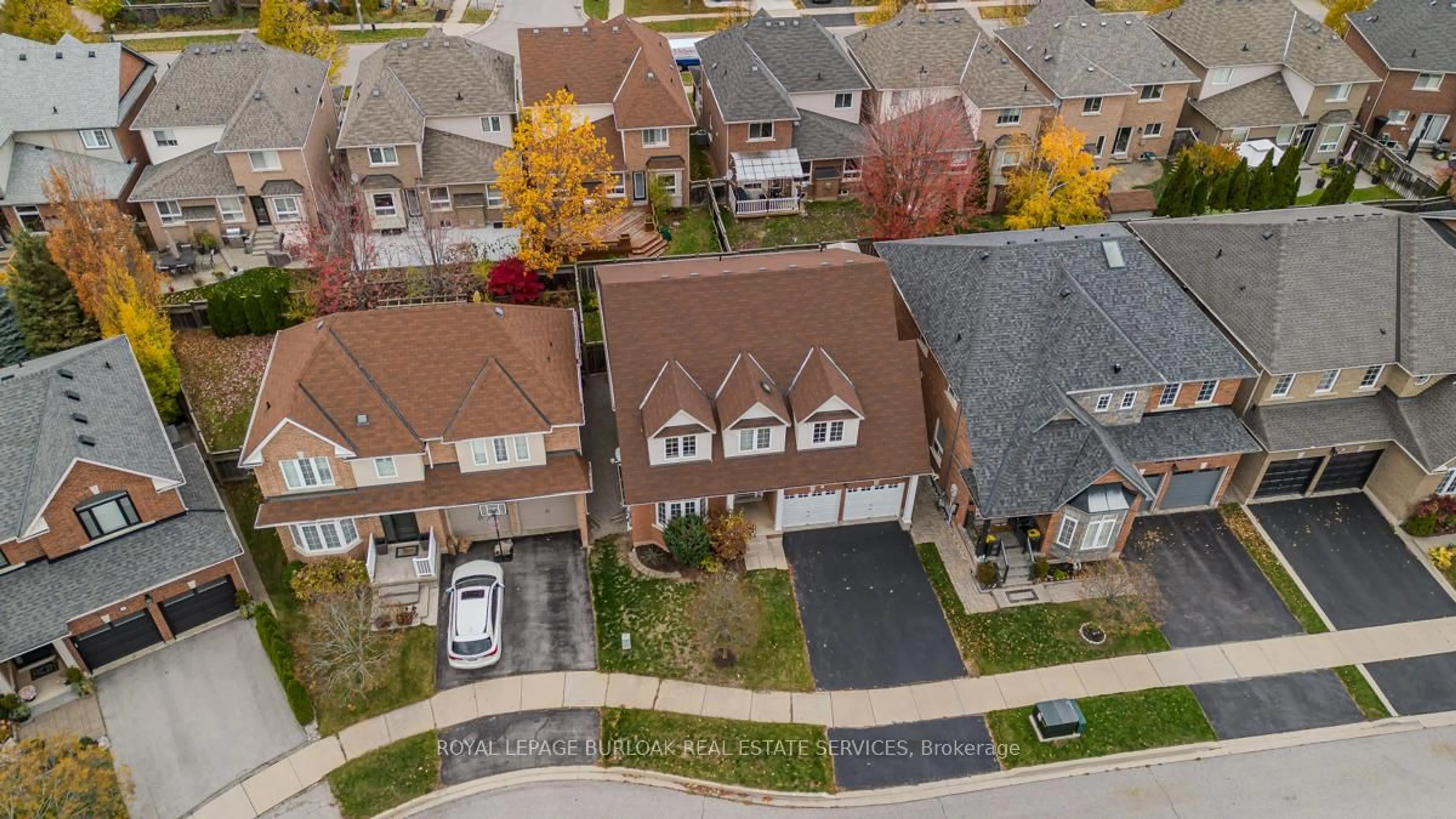 A pic from outside/outdoor area/front of a property/back of a property/a pic from drone, street for 2273 Blue Oak Circ, Oakville Ontario L6M 5J4