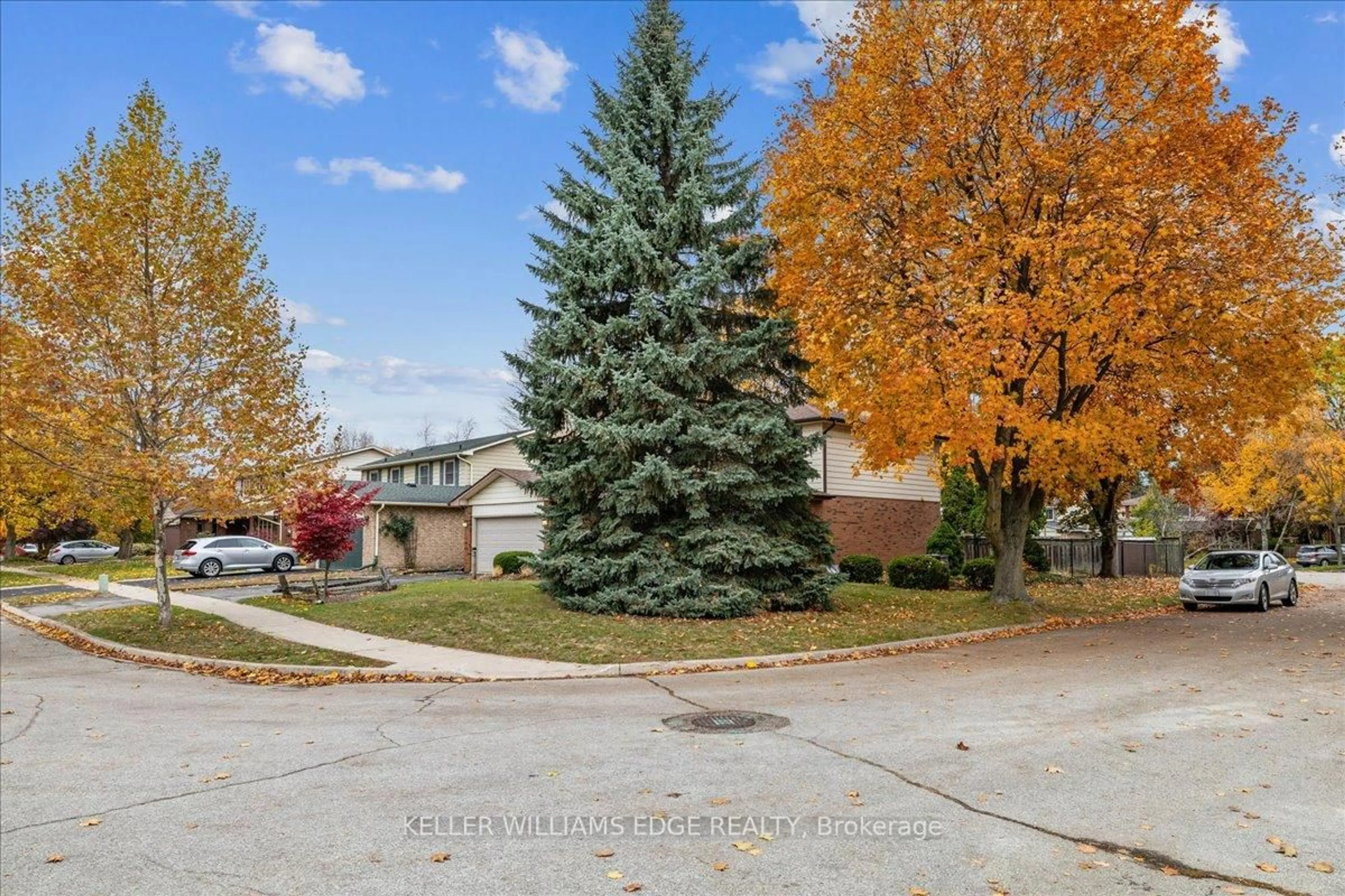 Patio, street for 595 Barons Crt, Burlington Ontario L7R 4E4