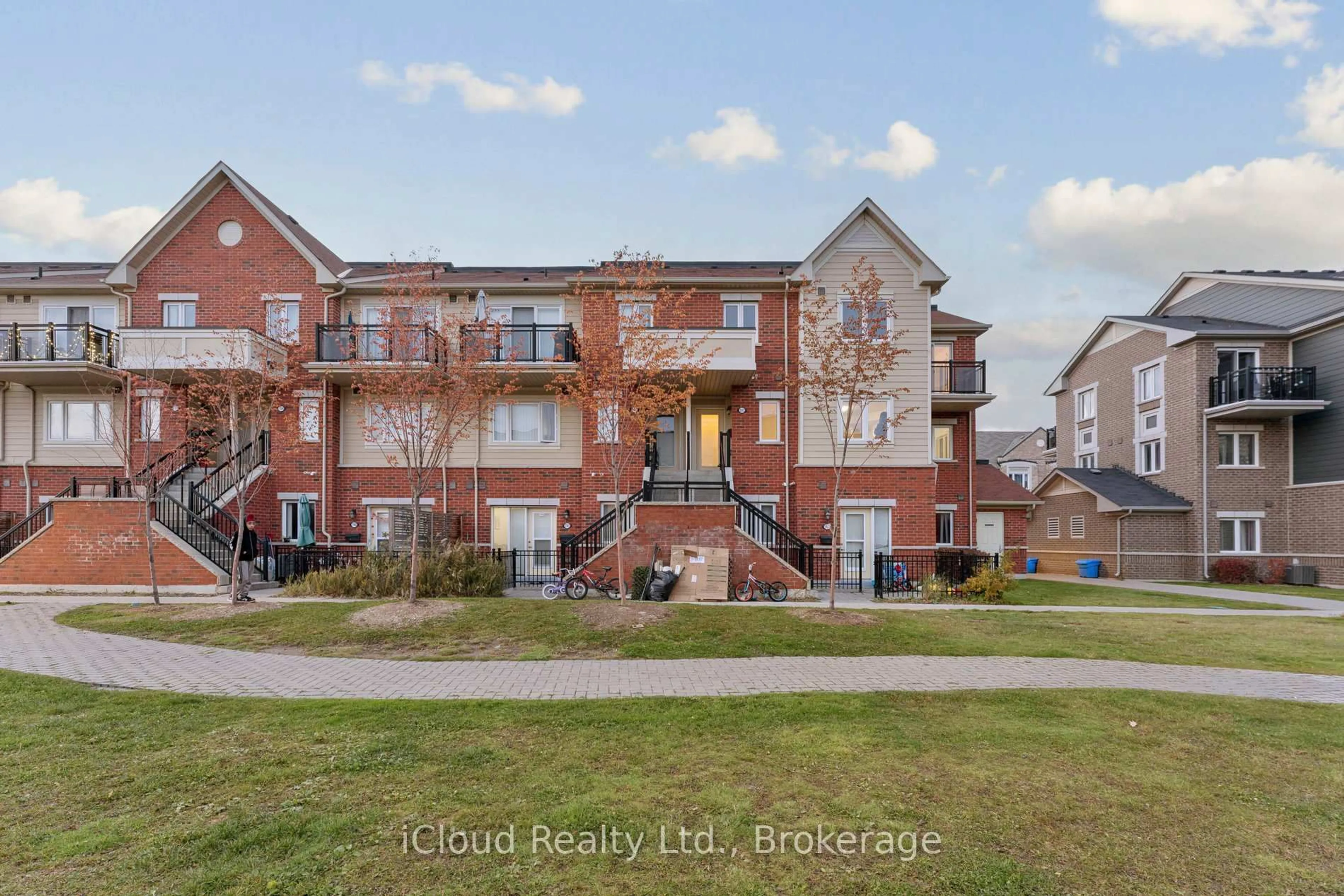 A pic from outside/outdoor area/front of a property/back of a property/a pic from drone, unknown for 250 Sunny Meadow Blvd #193, Brampton Ontario L6R 2Y7
