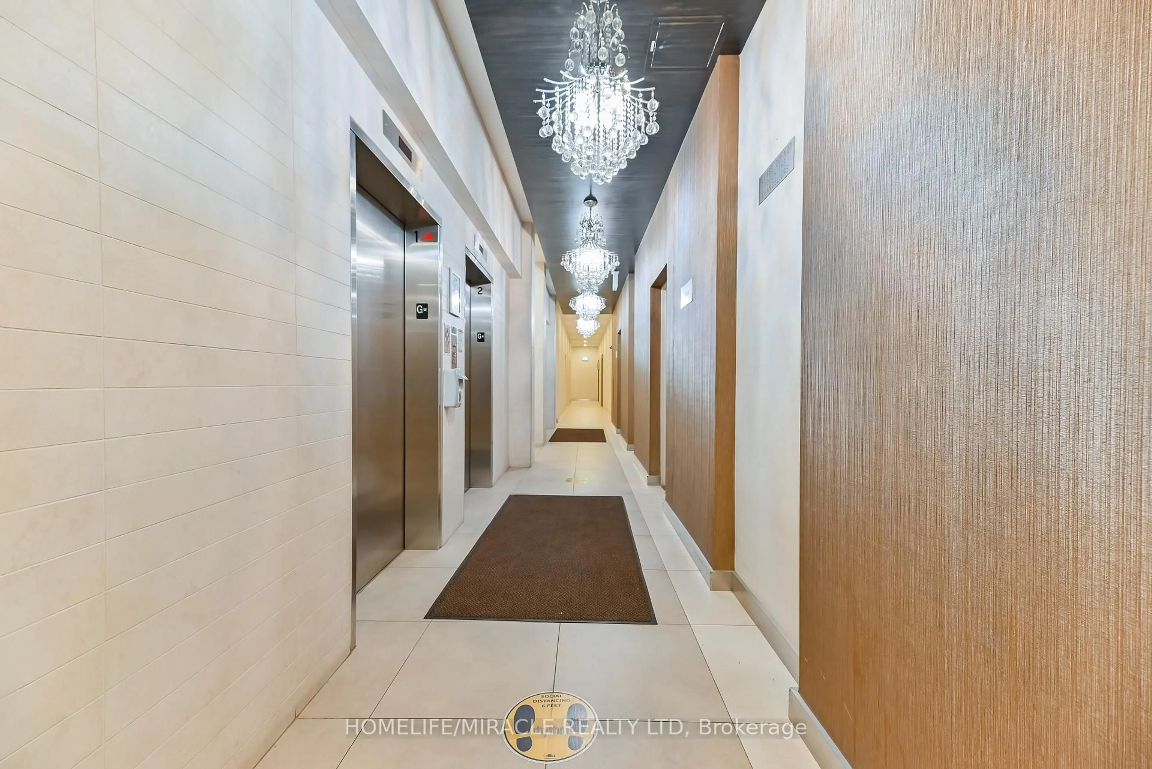 Indoor foyer for 215 Queen St #709, Brampton Ontario L6W 0A9