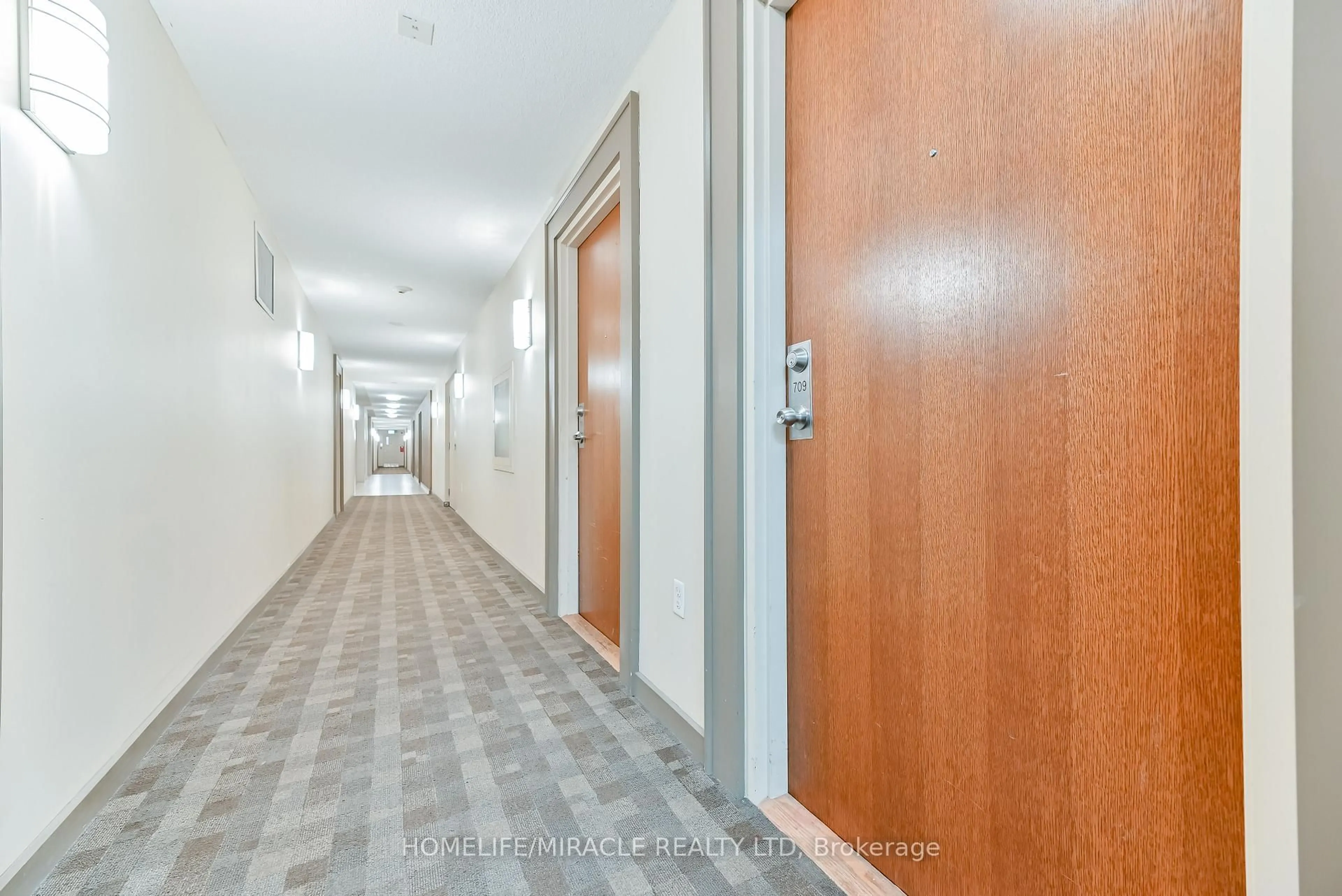 Indoor foyer for 215 Queen St #709, Brampton Ontario L6W 0A9