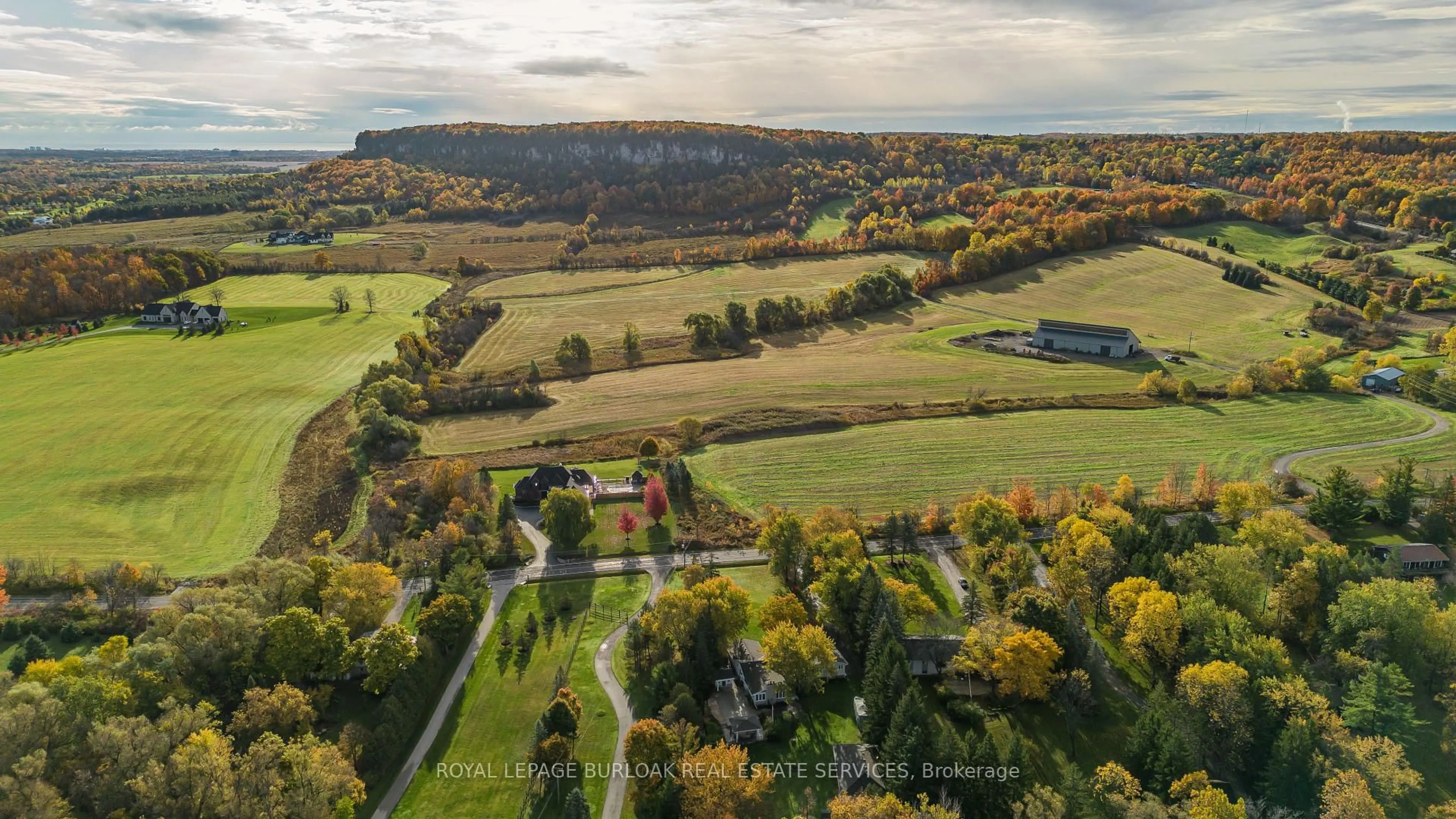 A pic from outside/outdoor area/front of a property/back of a property/a pic from drone, water/lake/river/ocean view for 3149 Britannia Rd, Burlington Ontario L7M 0R7