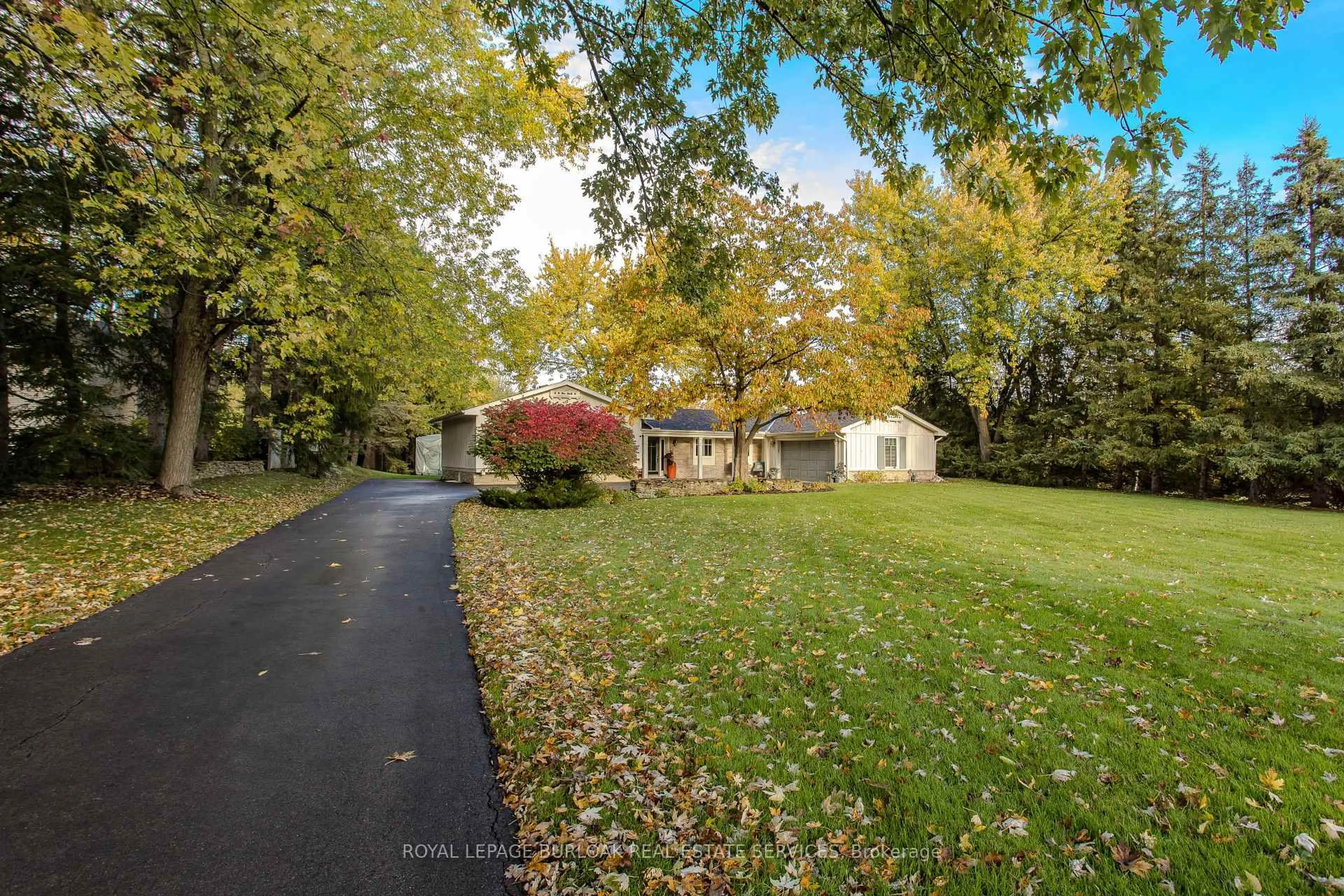 A pic from outside/outdoor area/front of a property/back of a property/a pic from drone, street for 3149 Britannia Rd, Burlington Ontario L7M 0R7