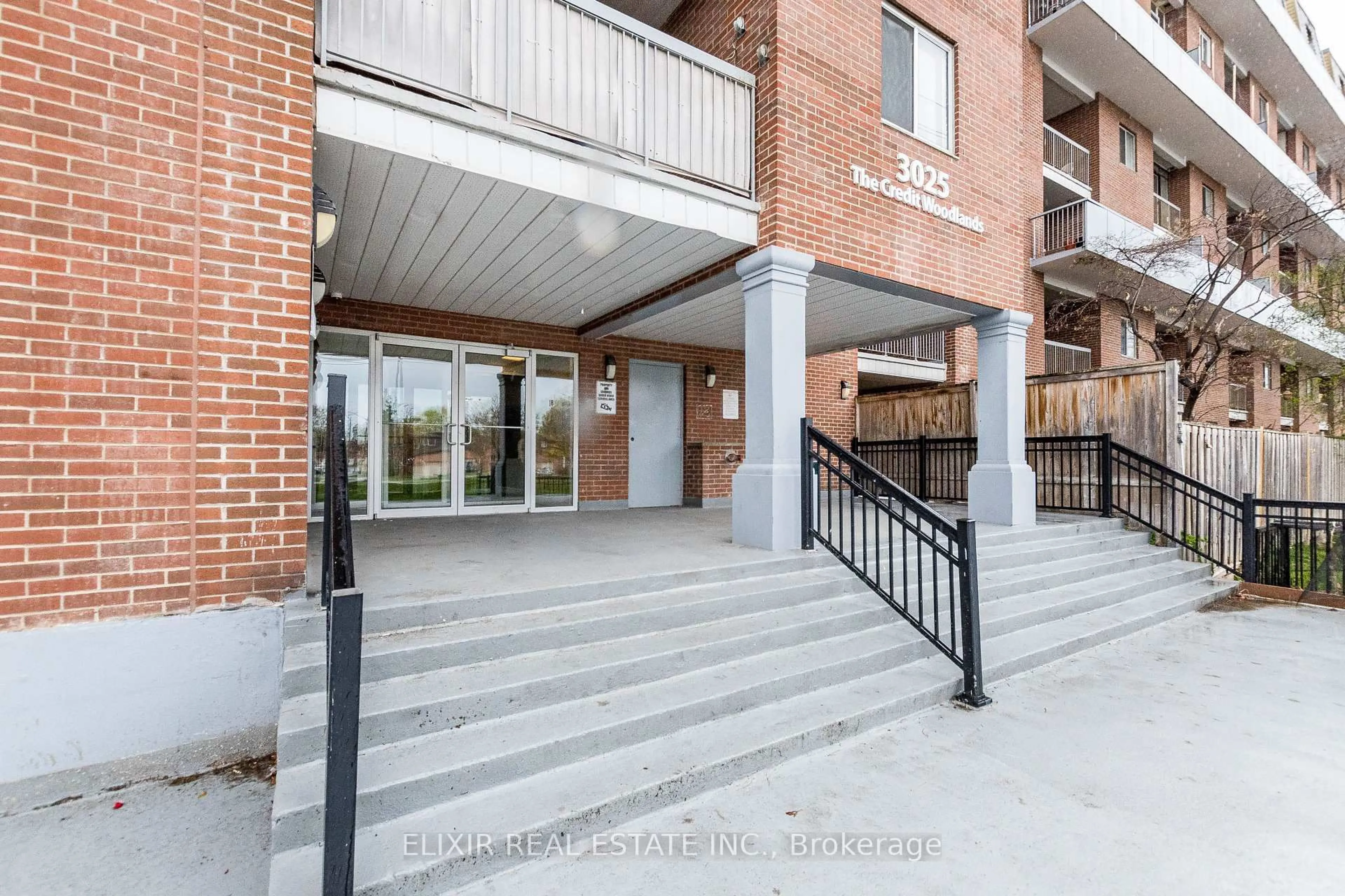 Indoor foyer for 3025 The Credit Woodlands Dr #336, Mississauga Ontario L5C 2V3
