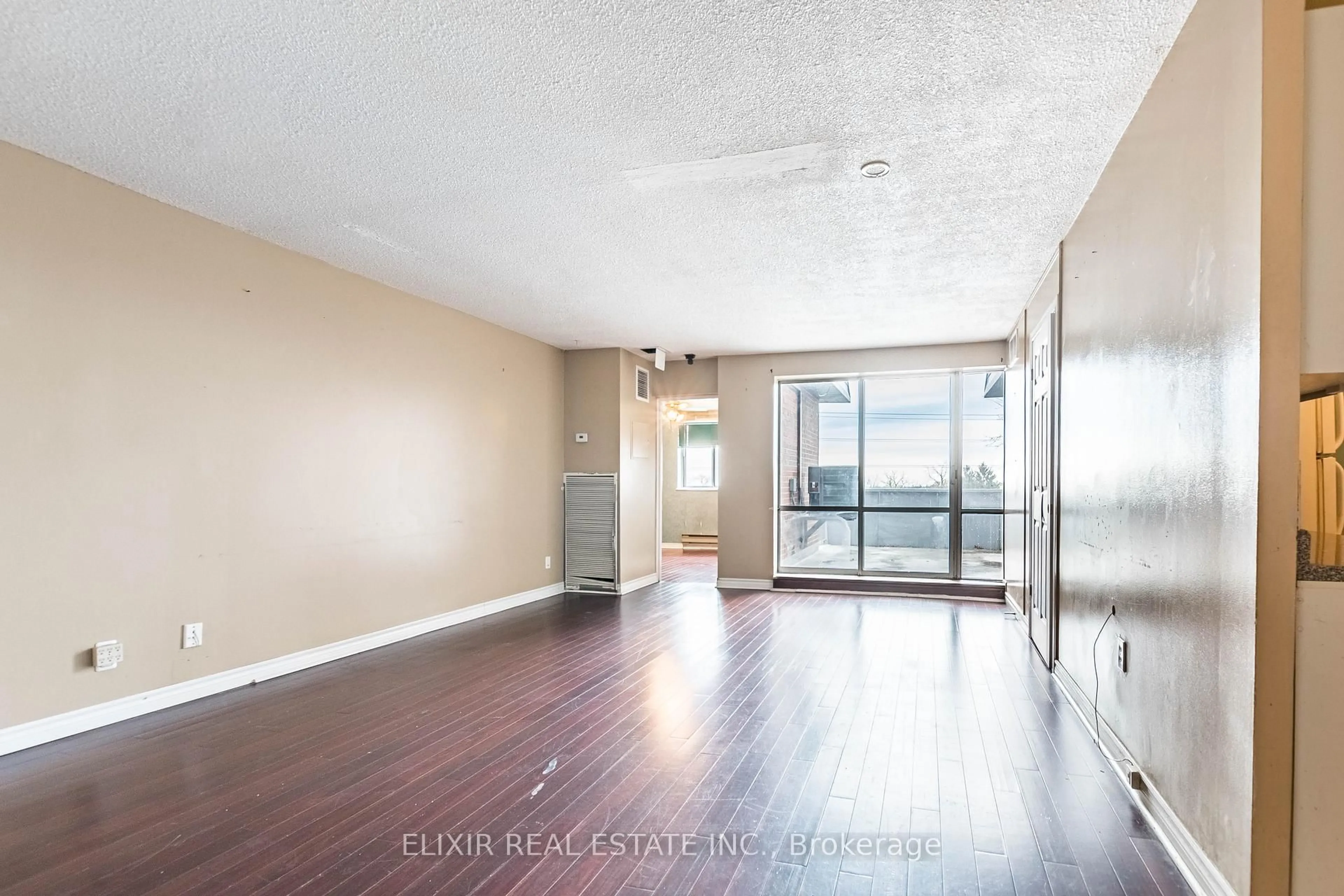 A pic of a room for 3025 The Credit Woodlands Dr #336, Mississauga Ontario L5C 2V3