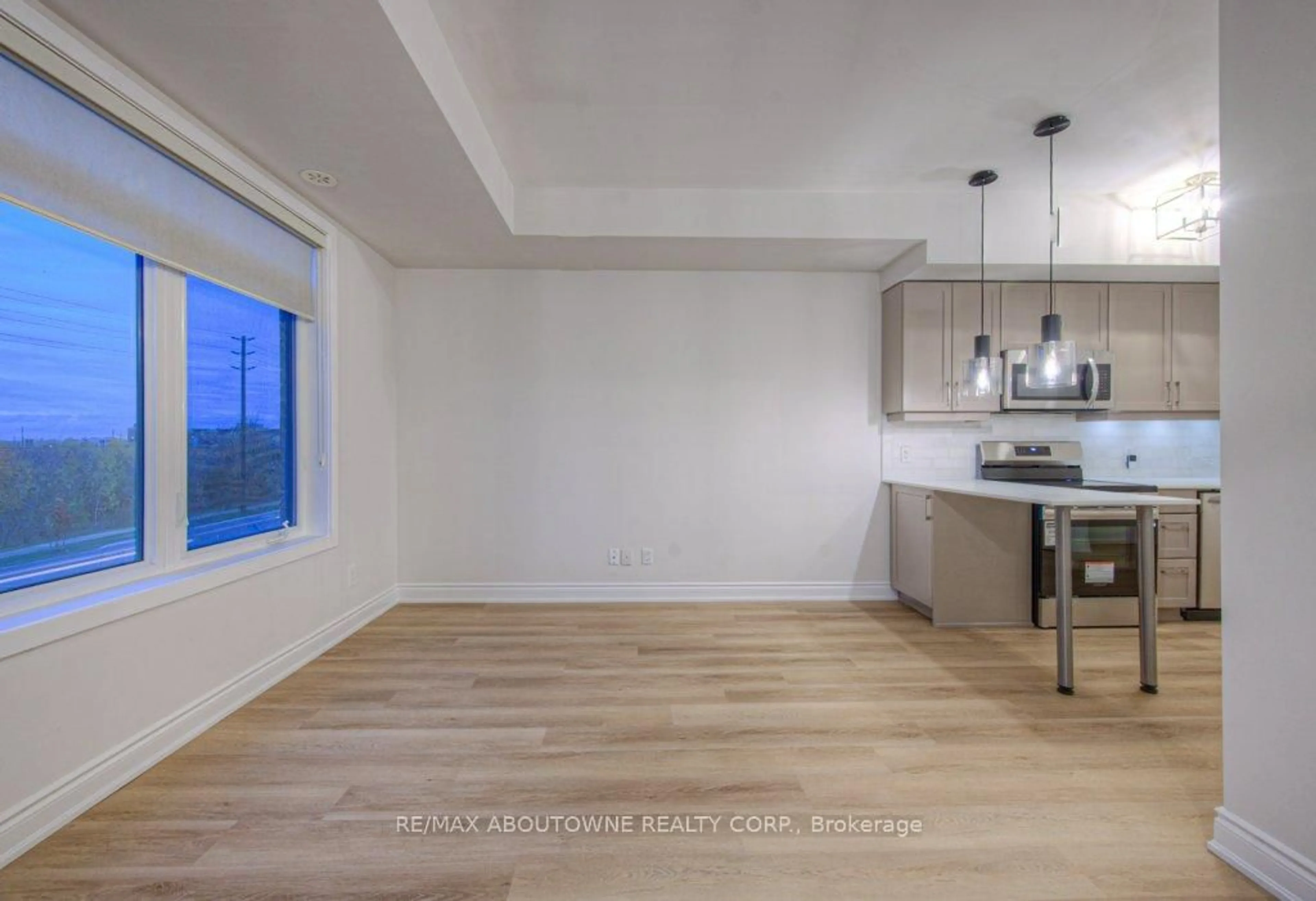 Open concept kitchen, wood/laminate floor for 3078 Sixth Line #321, Oakville Ontario L6M 1P8