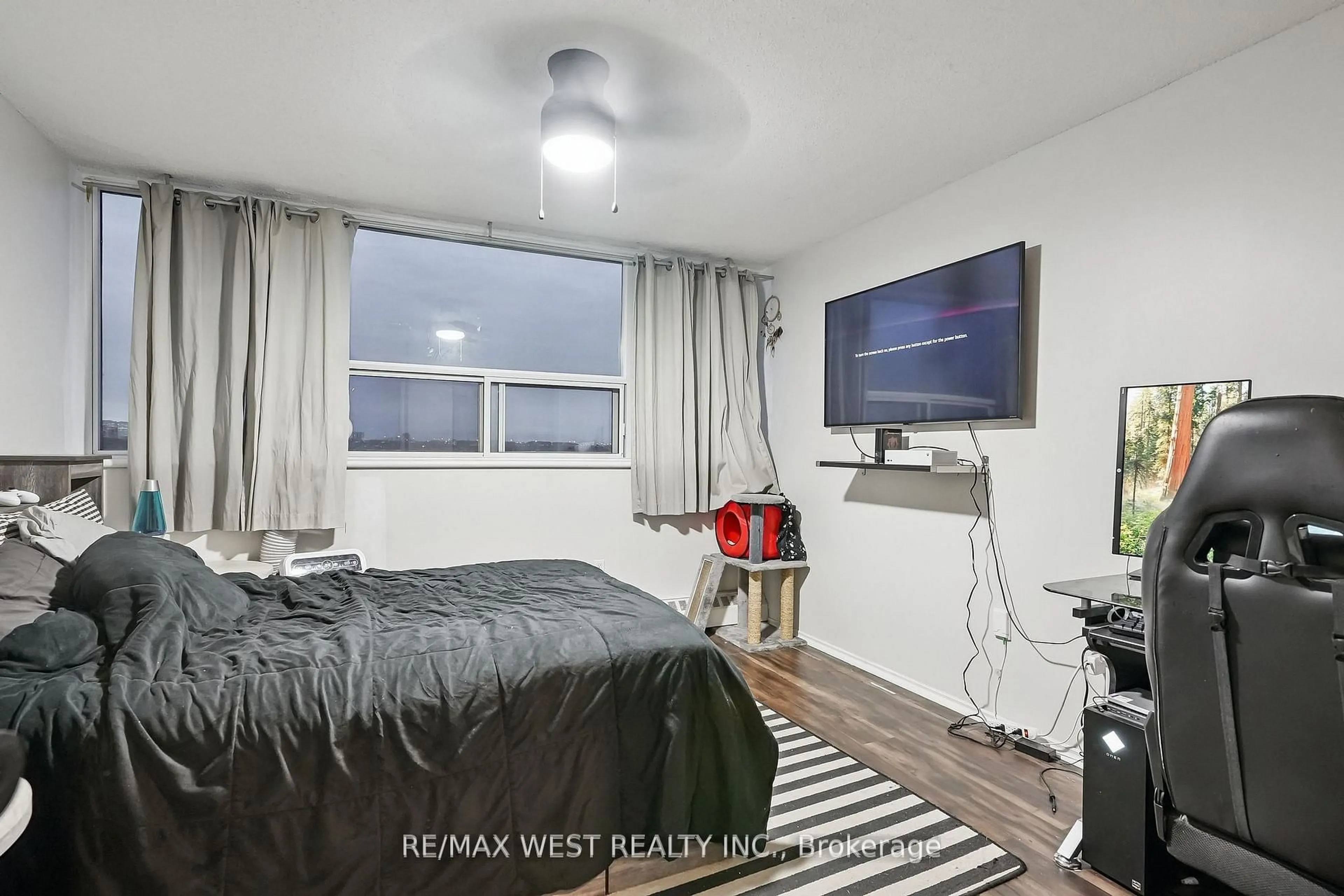 A pic of a room for 530 Lolita Gdns #1203, Mississauga Ontario L5A 3T2