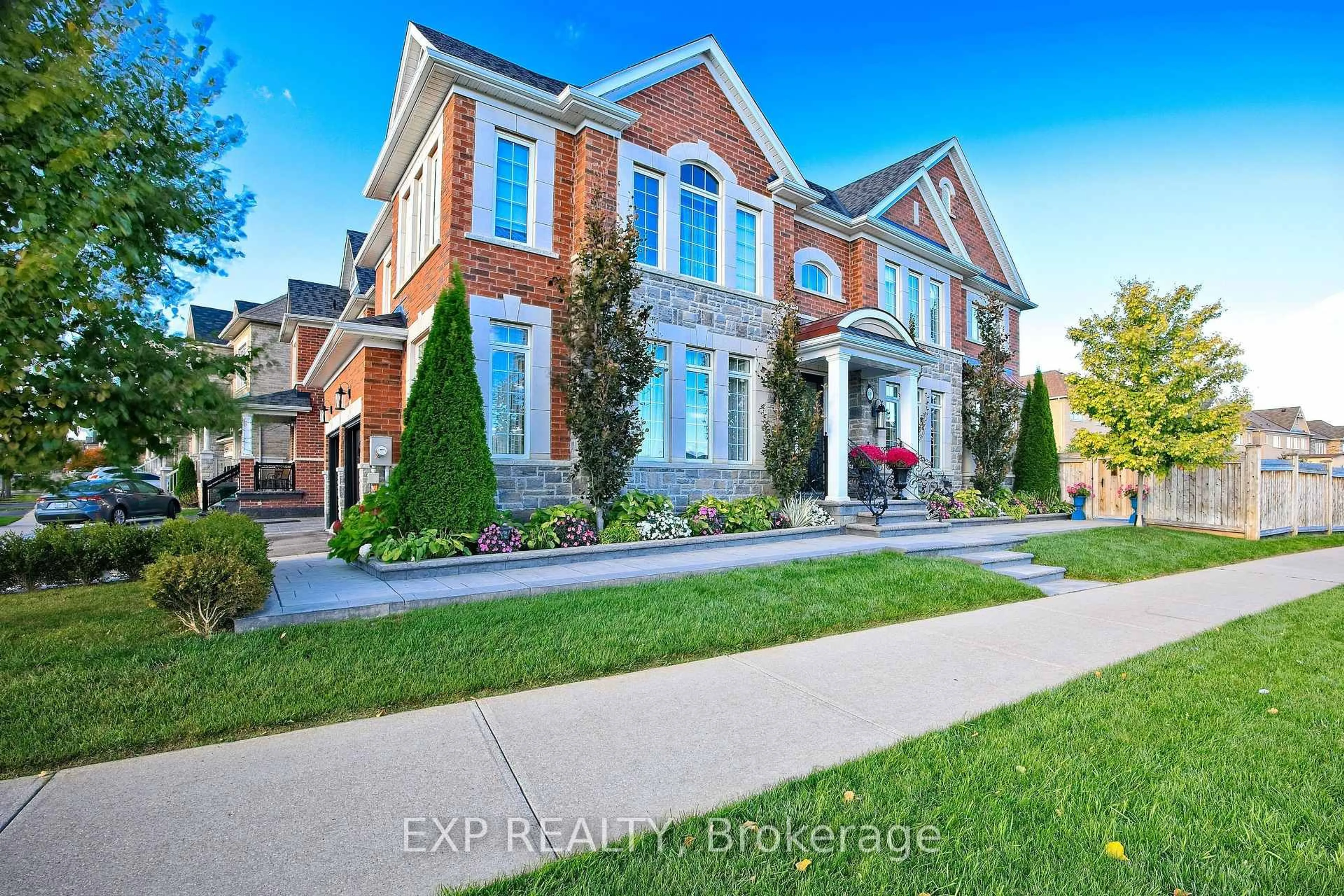 Home with brick exterior material, street for 520 Dougall Ave, Caledon Ontario L7C 3Y8