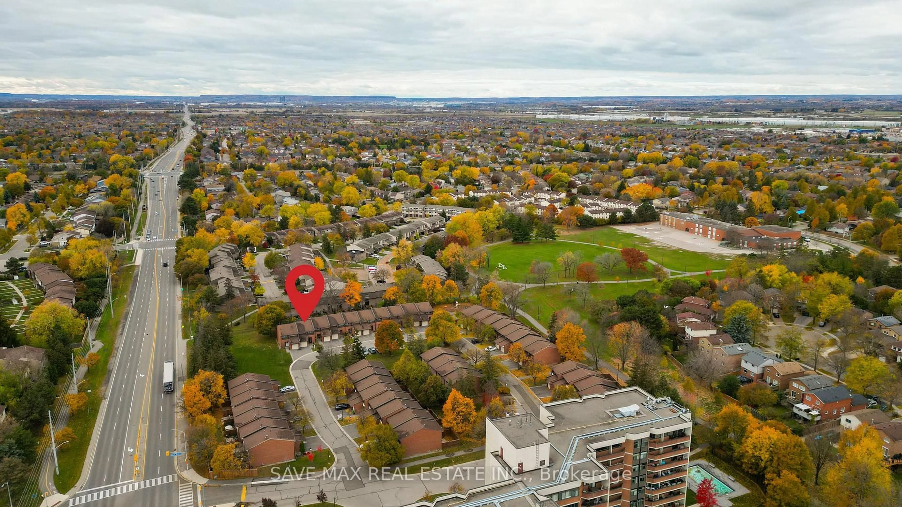 A pic from outside/outdoor area/front of a property/back of a property/a pic from drone, city buildings view from balcony for 2301 Derry Rd #29, Mississauga Ontario L5N 2R4