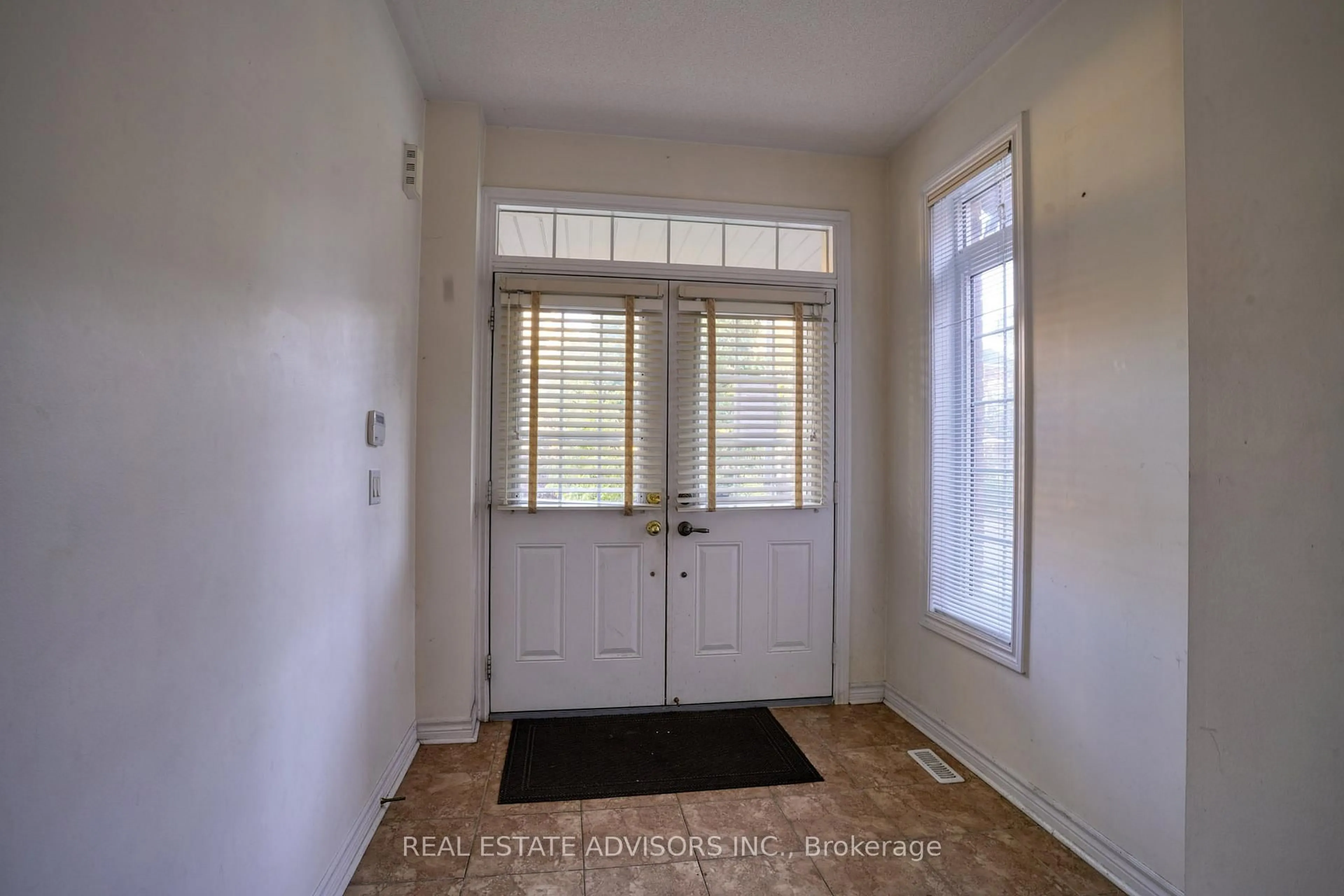Indoor entryway for 3208 Countess Cres, Mississauga Ontario L5M 0E2