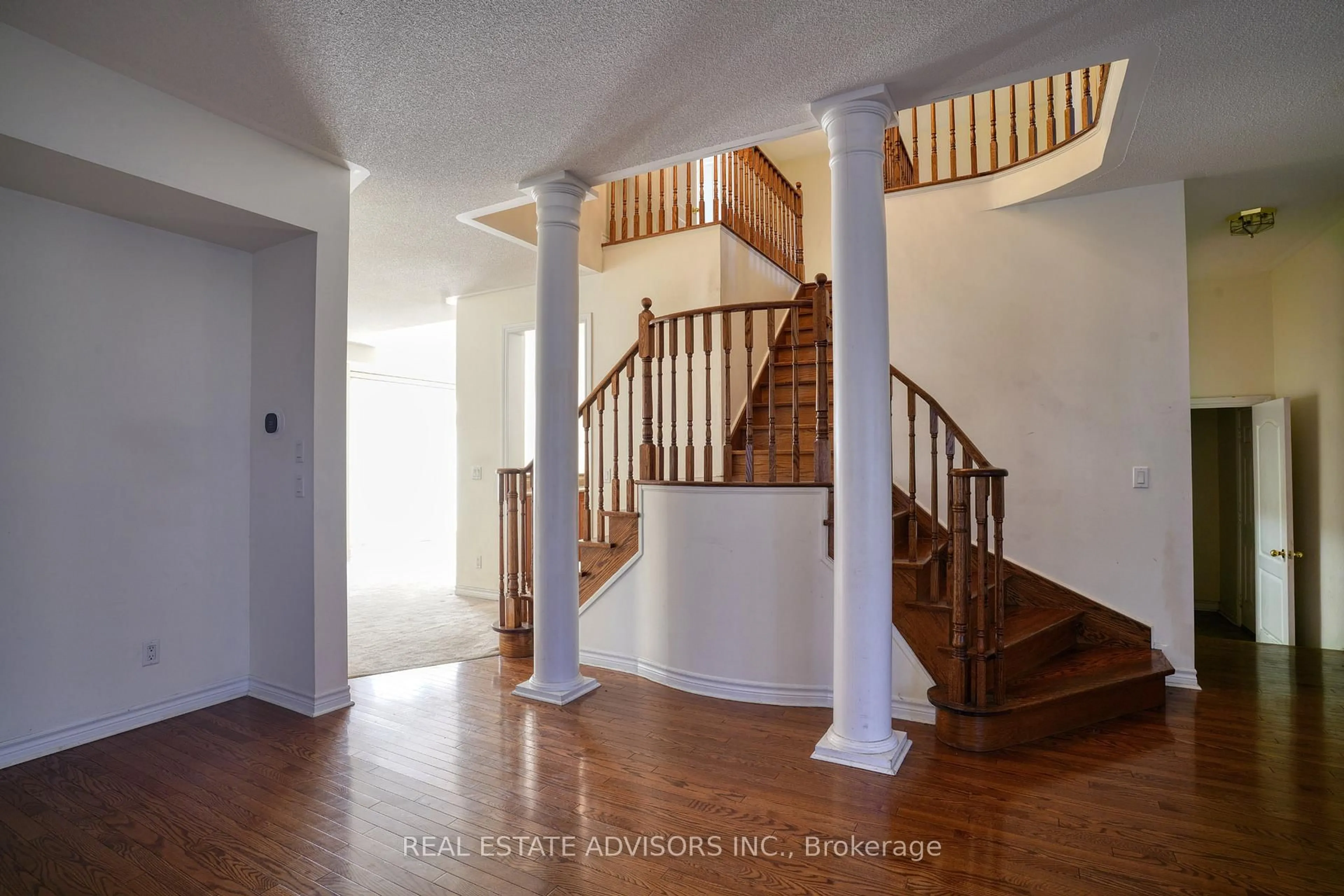 Indoor foyer for 3208 Countess Cres, Mississauga Ontario L5M 0E2
