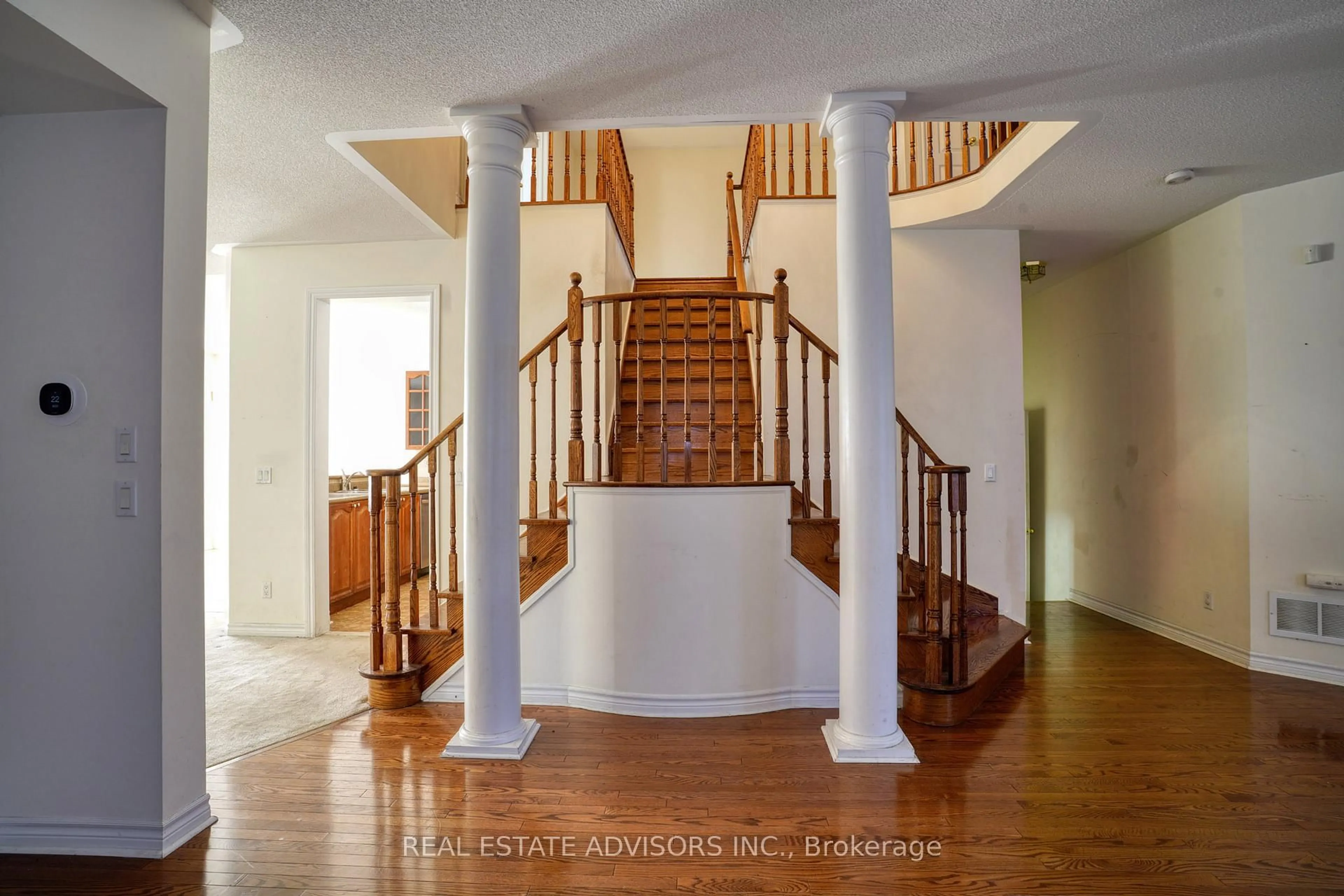 Indoor foyer for 3208 Countess Cres, Mississauga Ontario L5M 0E2