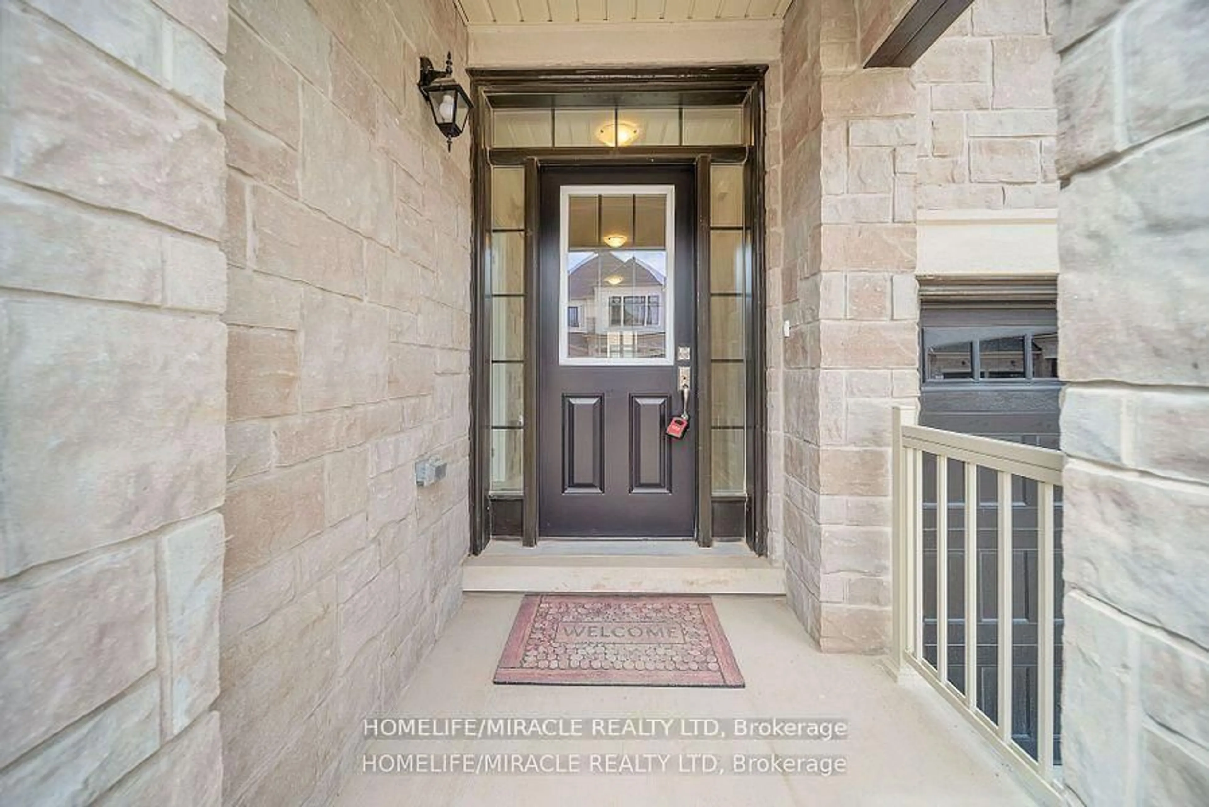 Indoor entryway for 1536 Buttercup Crt, Milton Ontario L9E 2G3