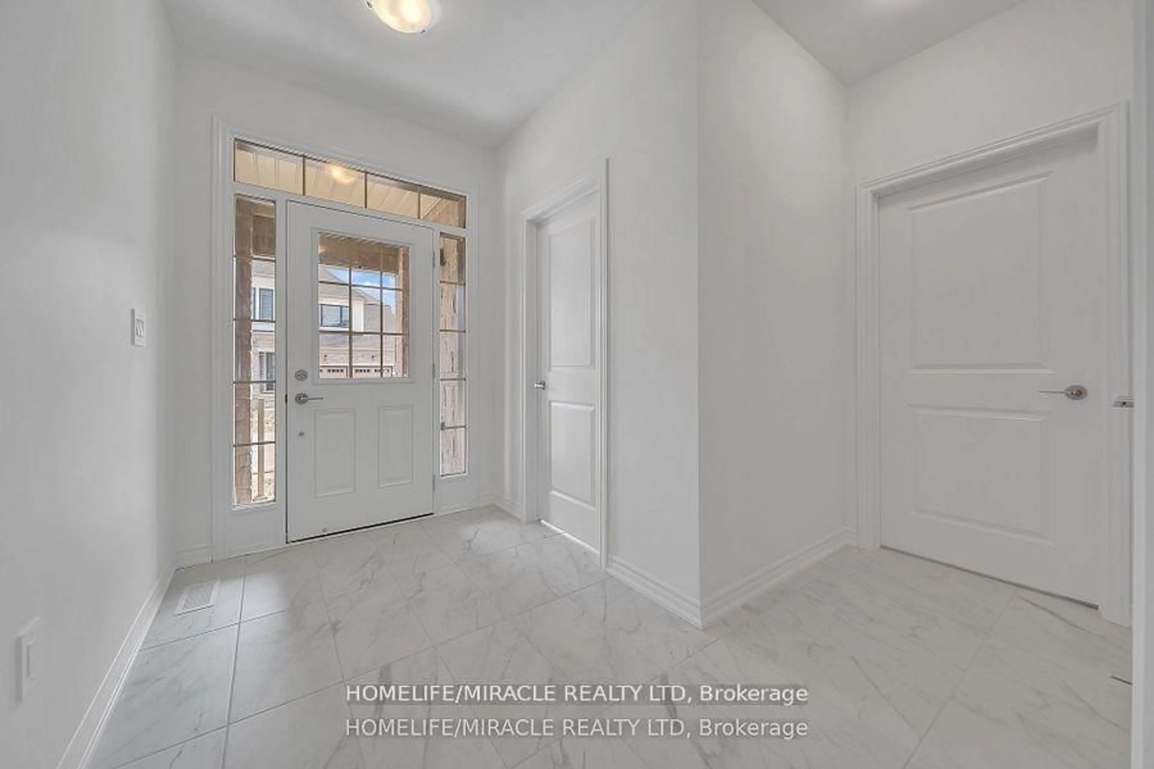 Indoor entryway for 1536 Buttercup Crt, Milton Ontario L9E 2G3