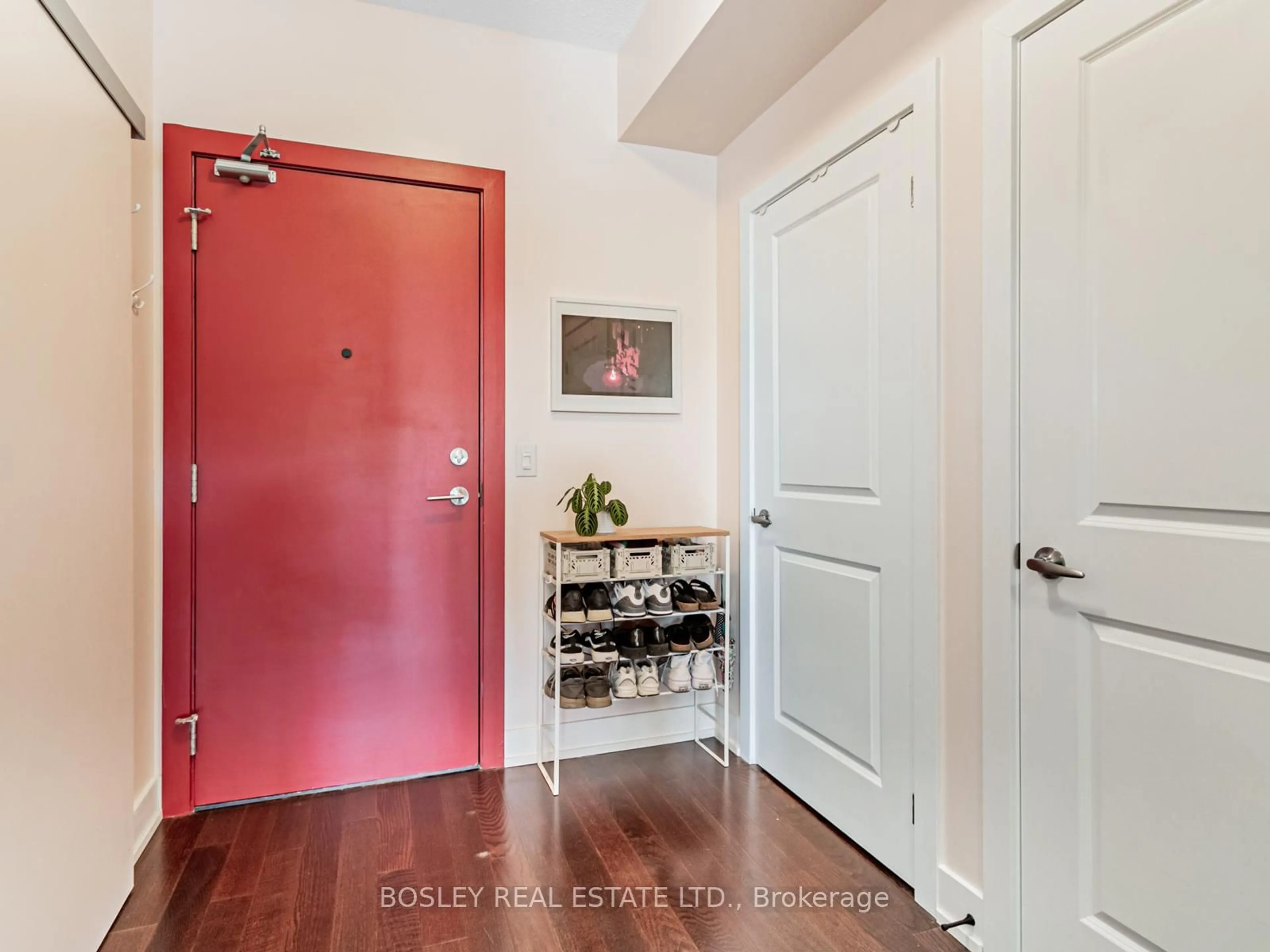 Indoor entryway for 1638 Bloor St #605, Toronto Ontario M6P 0A6