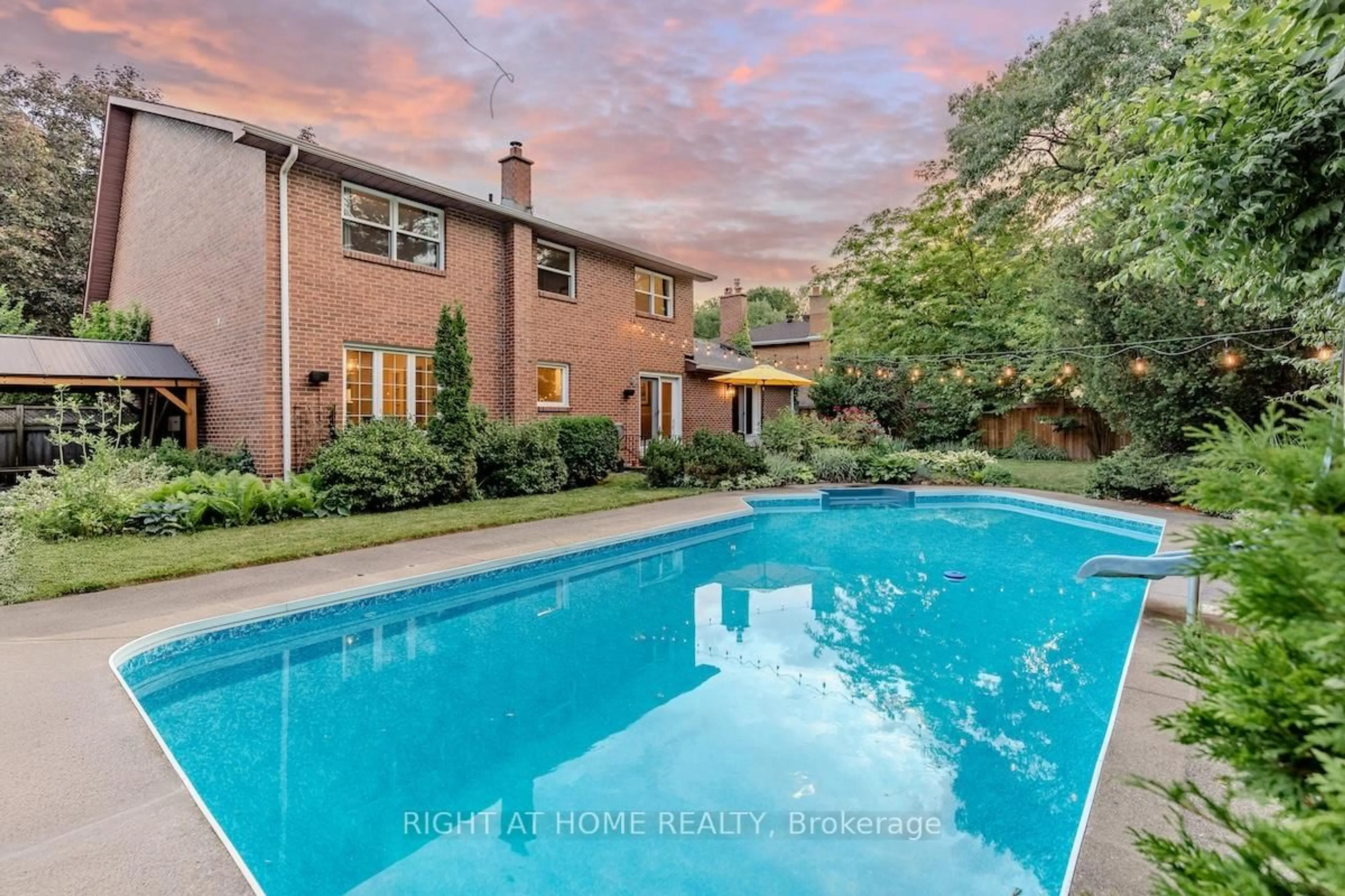 A pic from outside/outdoor area/front of a property/back of a property/a pic from drone, water/lake/river/ocean view for 1456 Ballyclare Dr, Mississauga Ontario L5C 1J5