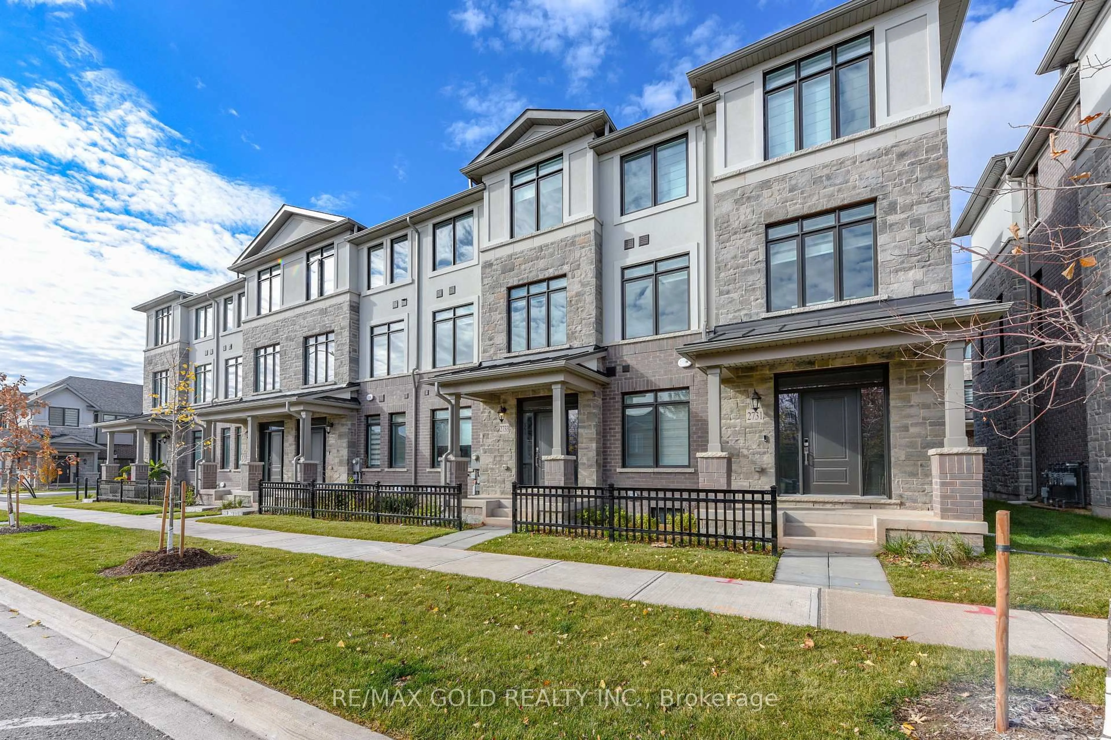 Home with brick exterior material, street for 2733 Westoak Tr, Oakville Ontario L6M 5T1