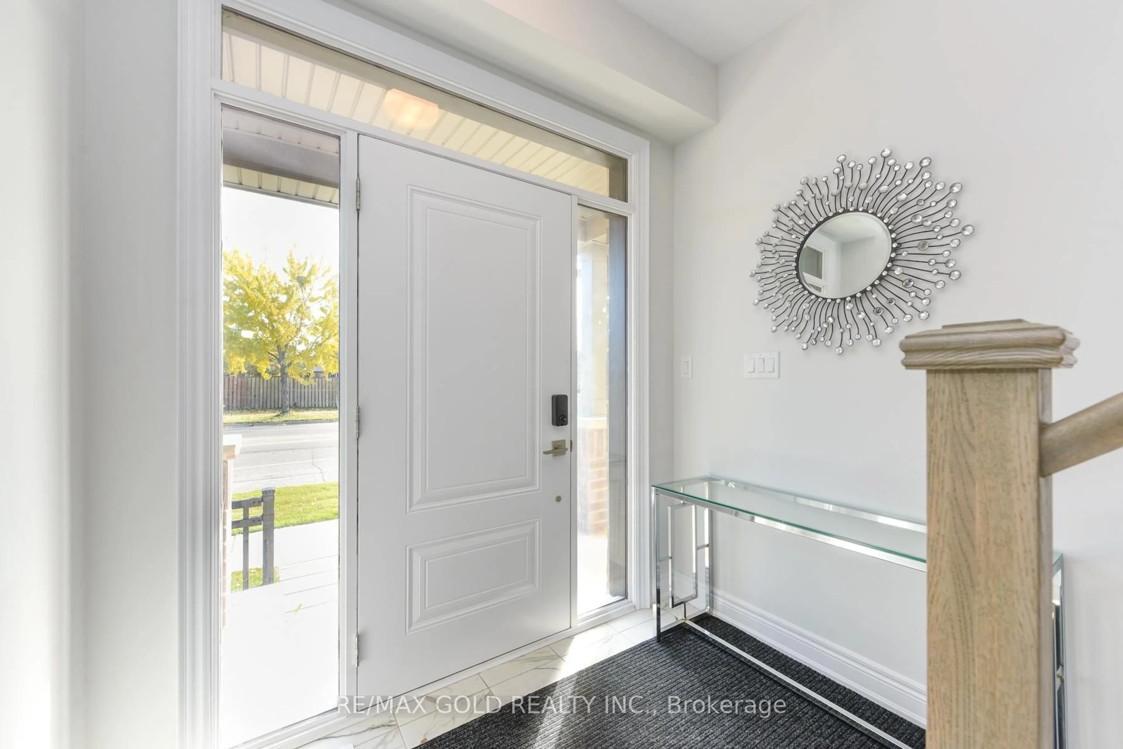 Indoor entryway for 2733 Westoak Tr, Oakville Ontario L6M 5T1