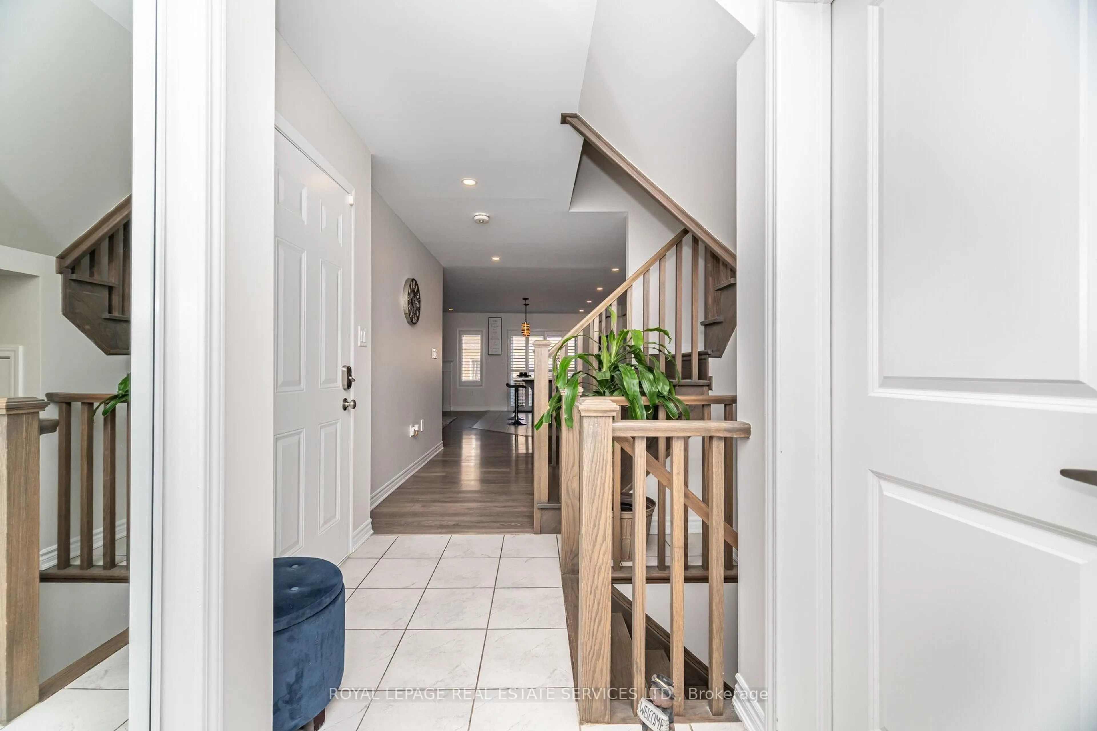 Indoor entryway for 290 Beasley Terr, Milton Ontario L9E 1C5