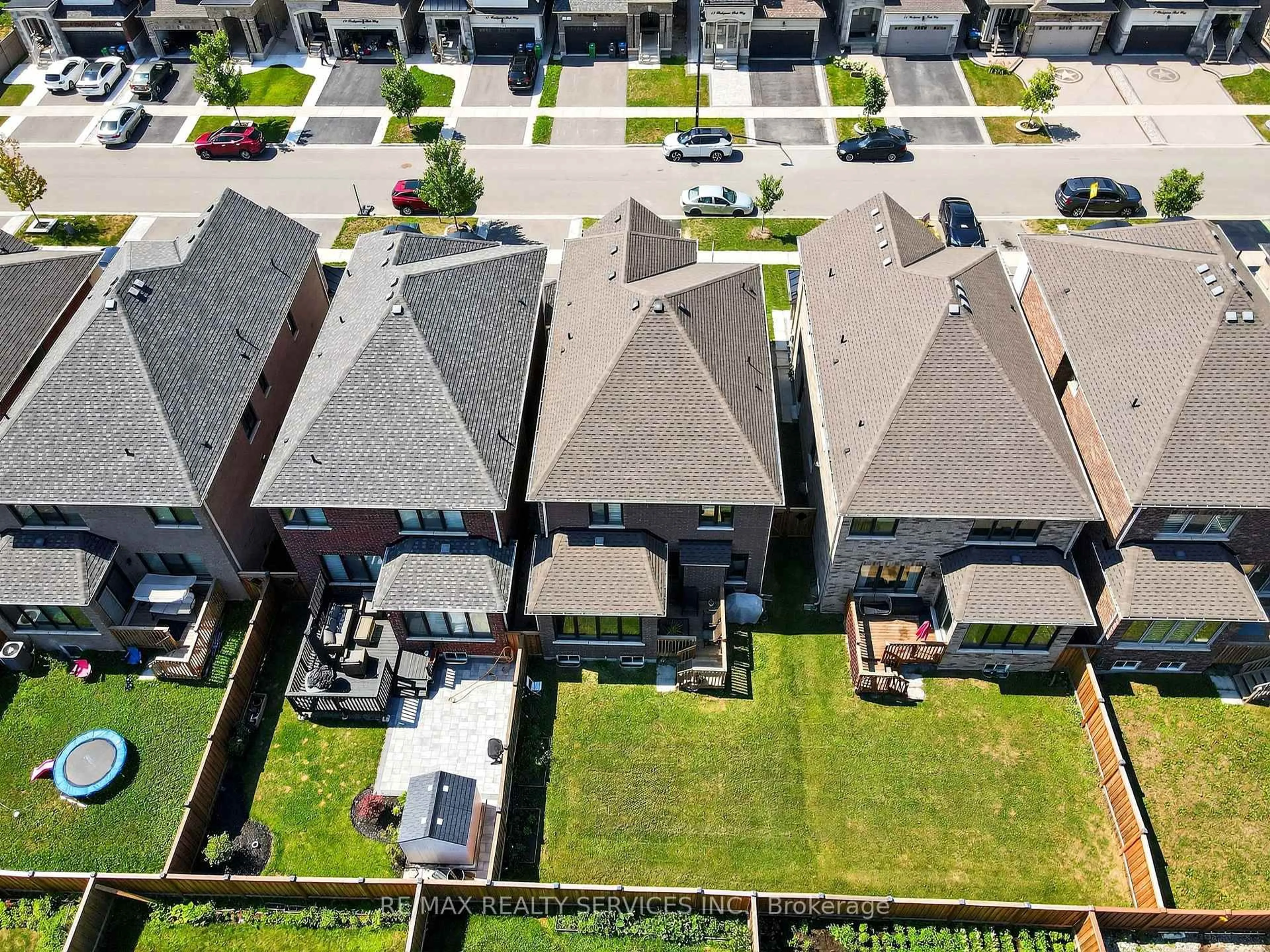 A pic from outside/outdoor area/front of a property/back of a property/a pic from drone, street for 16 Workgreen Park Way, Brampton Ontario L6Y 6J5