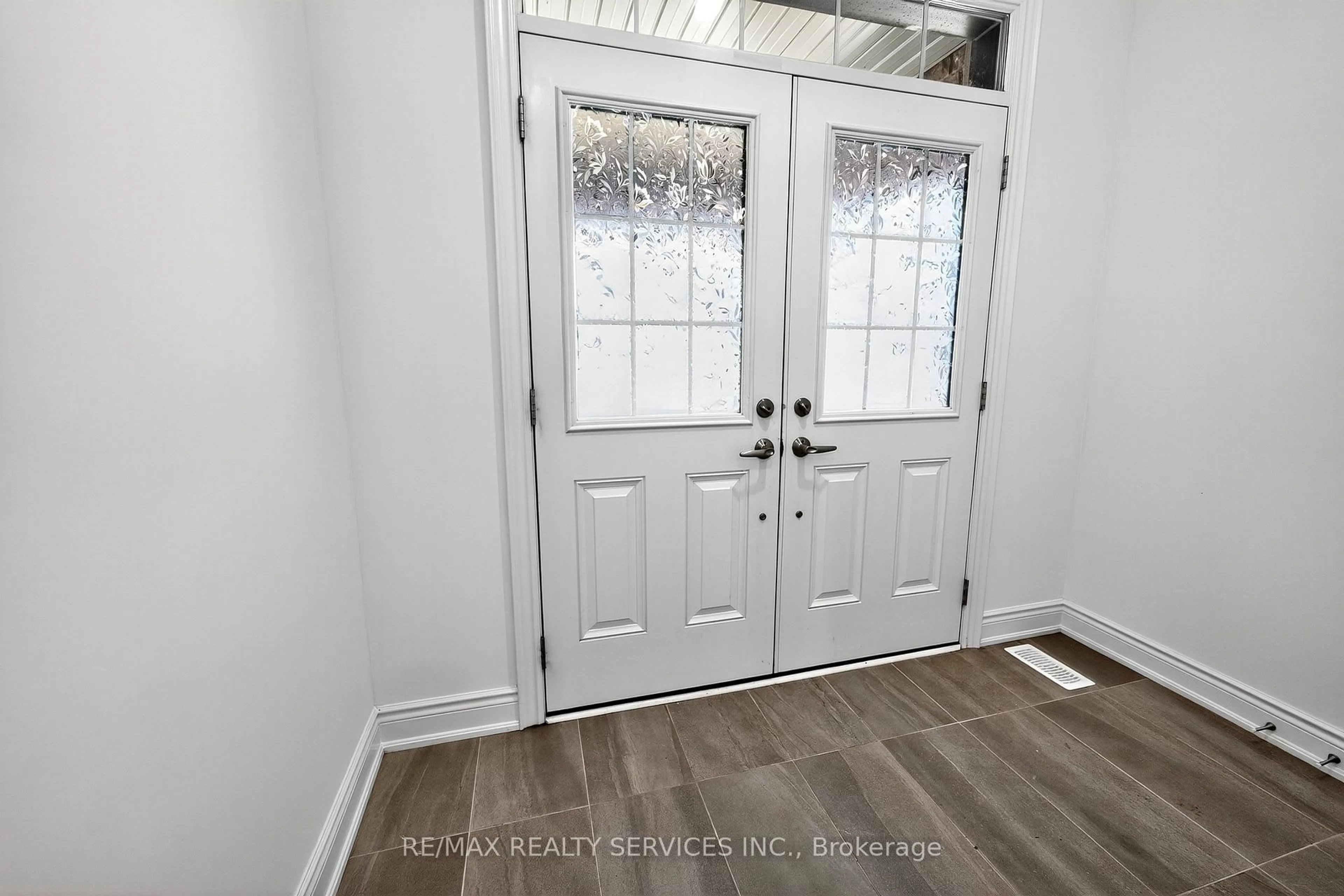 Indoor entryway for 16 Workgreen Park Way, Brampton Ontario L6Y 6J5