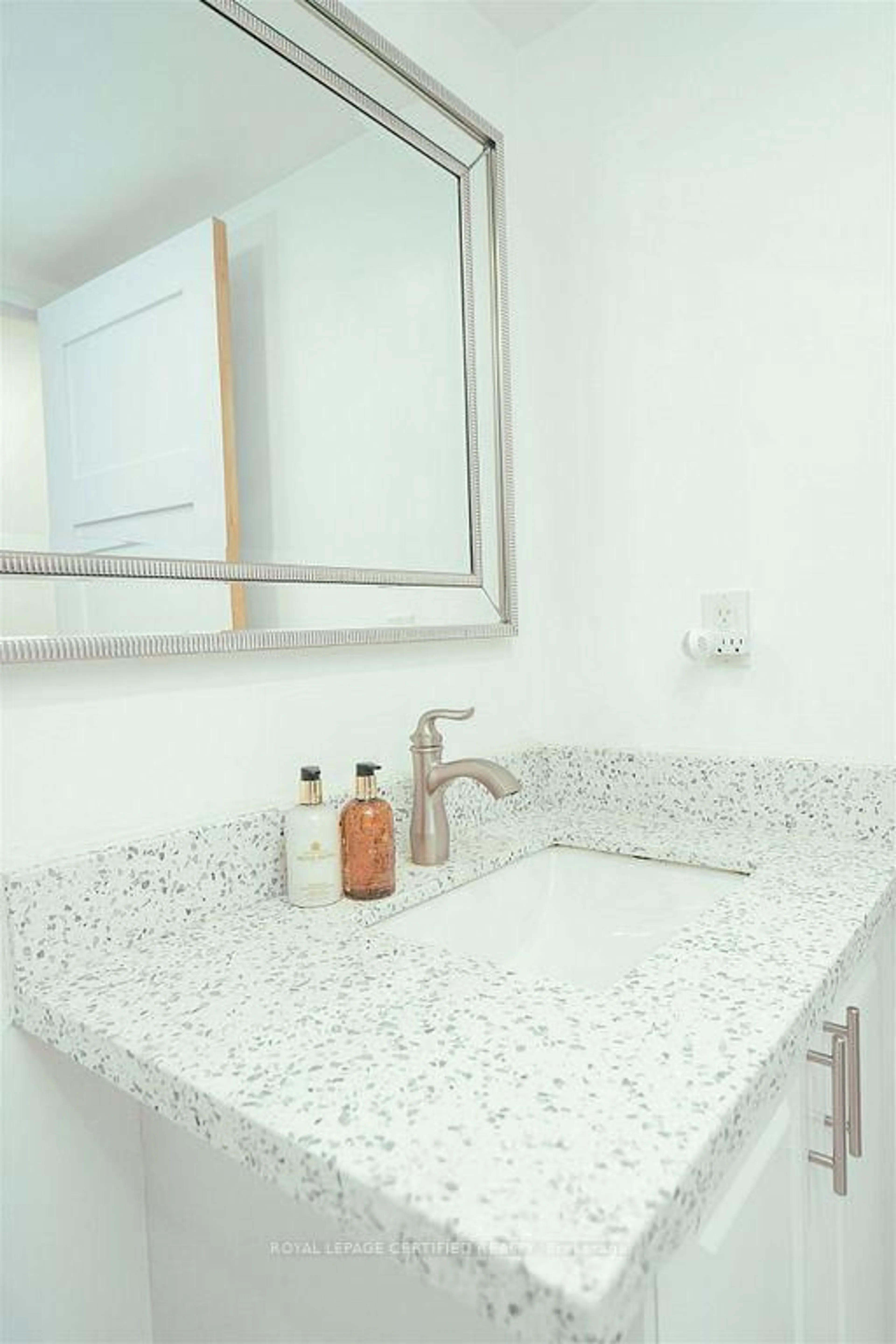 Standard bathroom, ceramic/tile floor for 145 Hillcrest Ave #1907, Mississauga Ontario L5B 3Z1