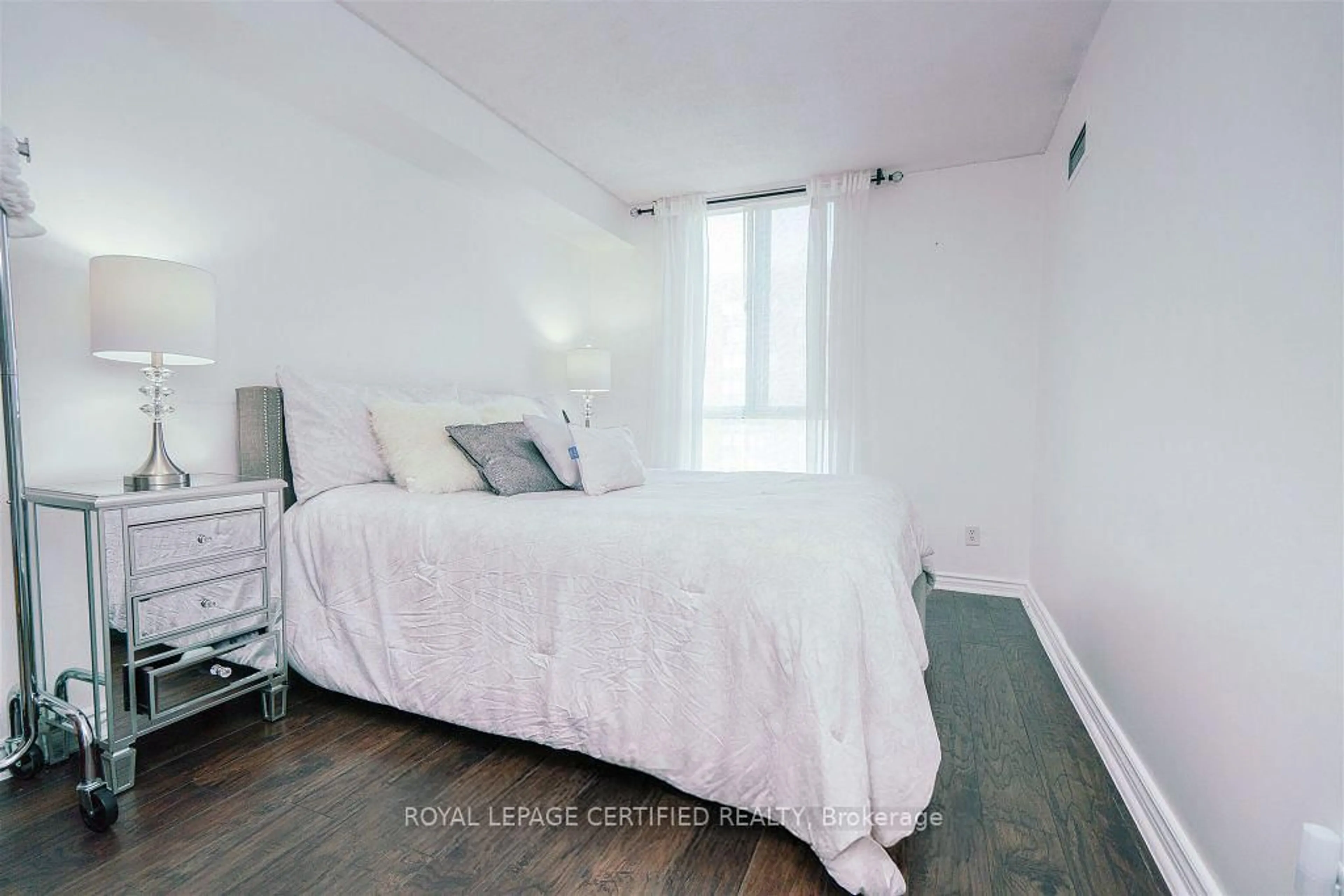A pic of a room for 145 Hillcrest Ave #1907, Mississauga Ontario L5B 3Z1