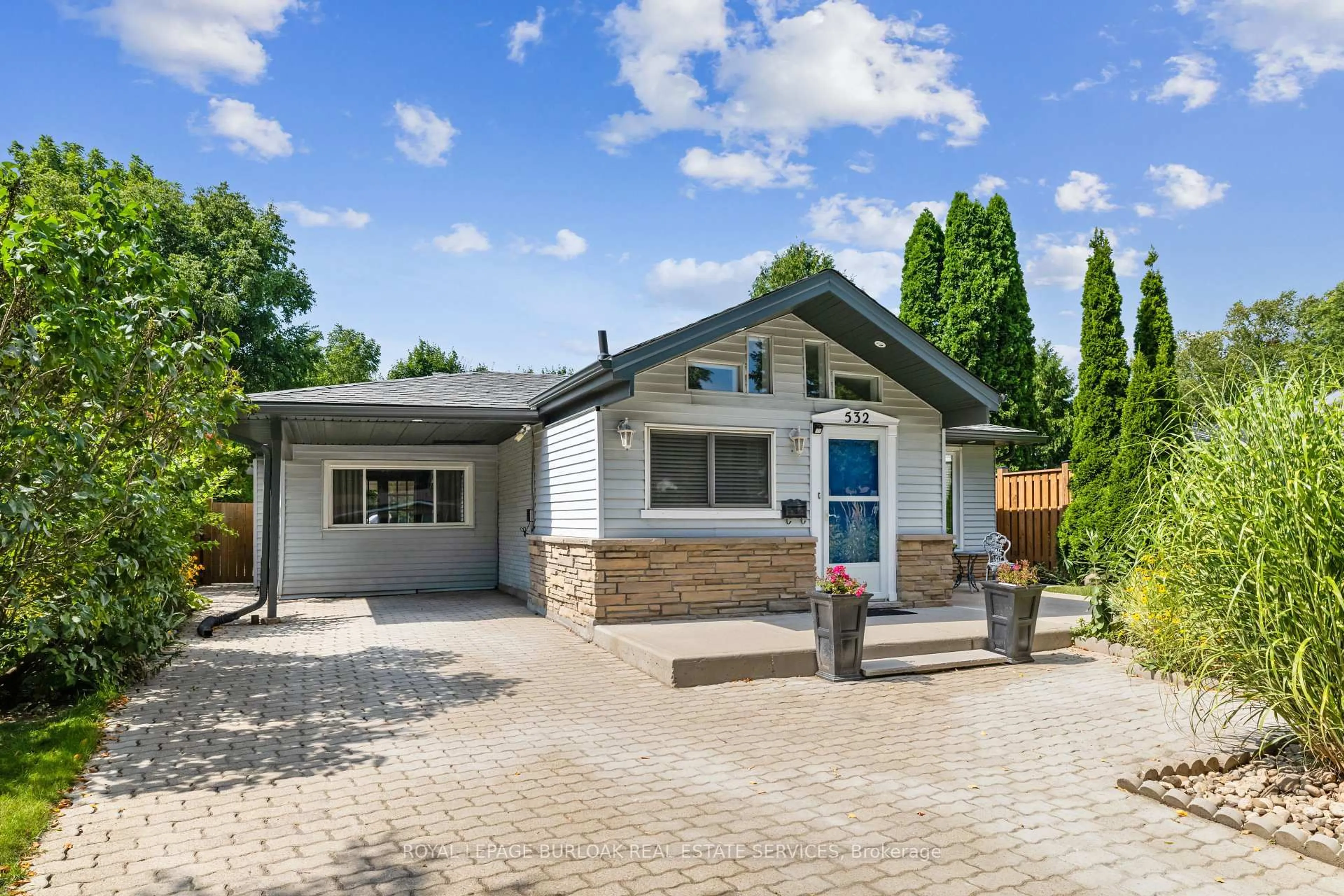 Home with vinyl exterior material, street for 532 Elwood Rd, Burlington Ontario L7M 3C7