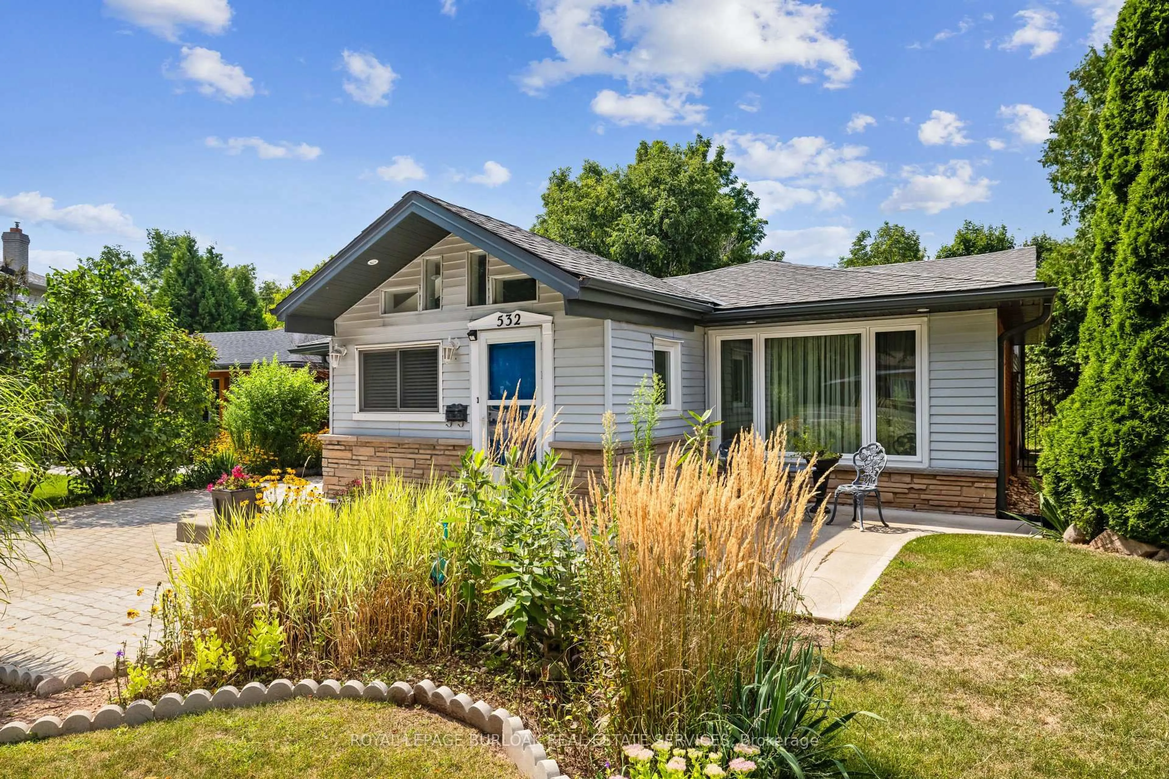 Home with vinyl exterior material, street for 532 Elwood Rd, Burlington Ontario L7M 3C7