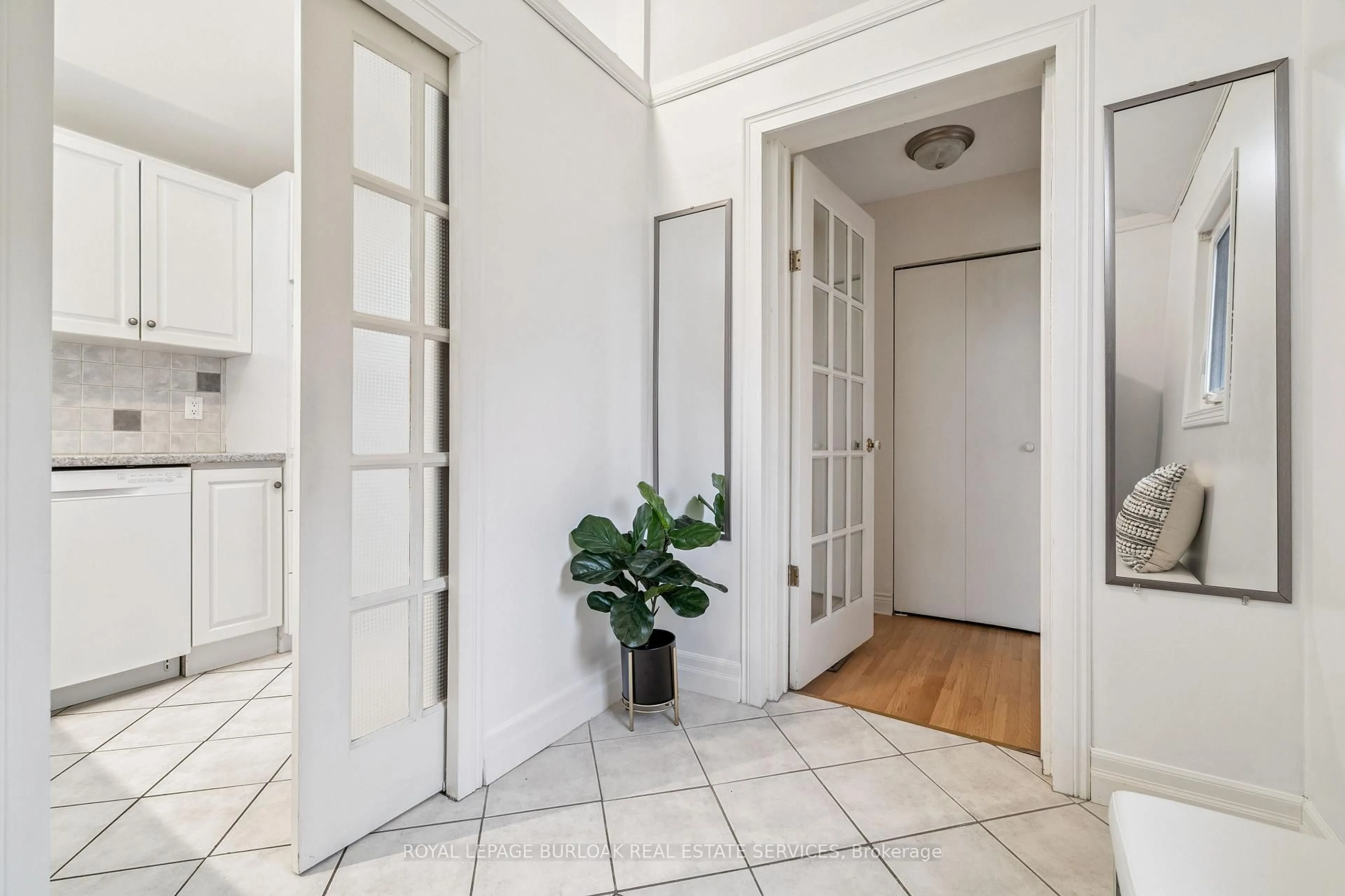 Indoor entryway for 532 Elwood Rd, Burlington Ontario L7M 3C7