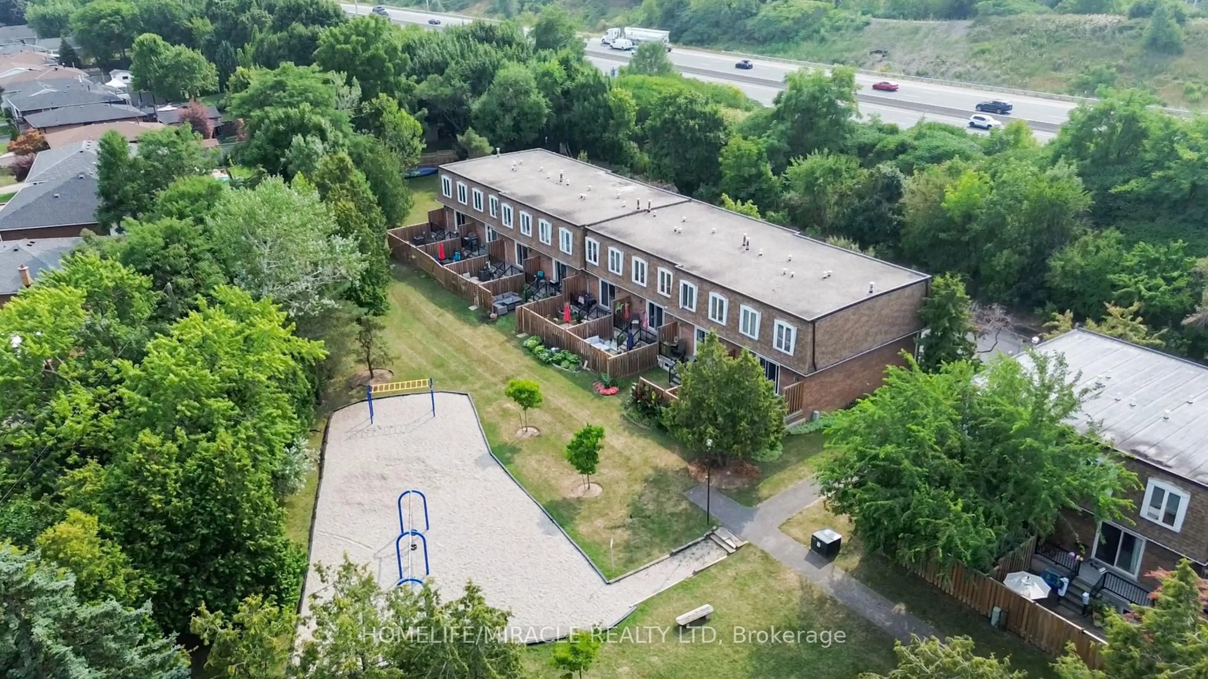 A pic from outside/outdoor area/front of a property/back of a property/a pic from drone, unknown for 1548 Westminster Pl, Burlington Ontario L7P 2B5