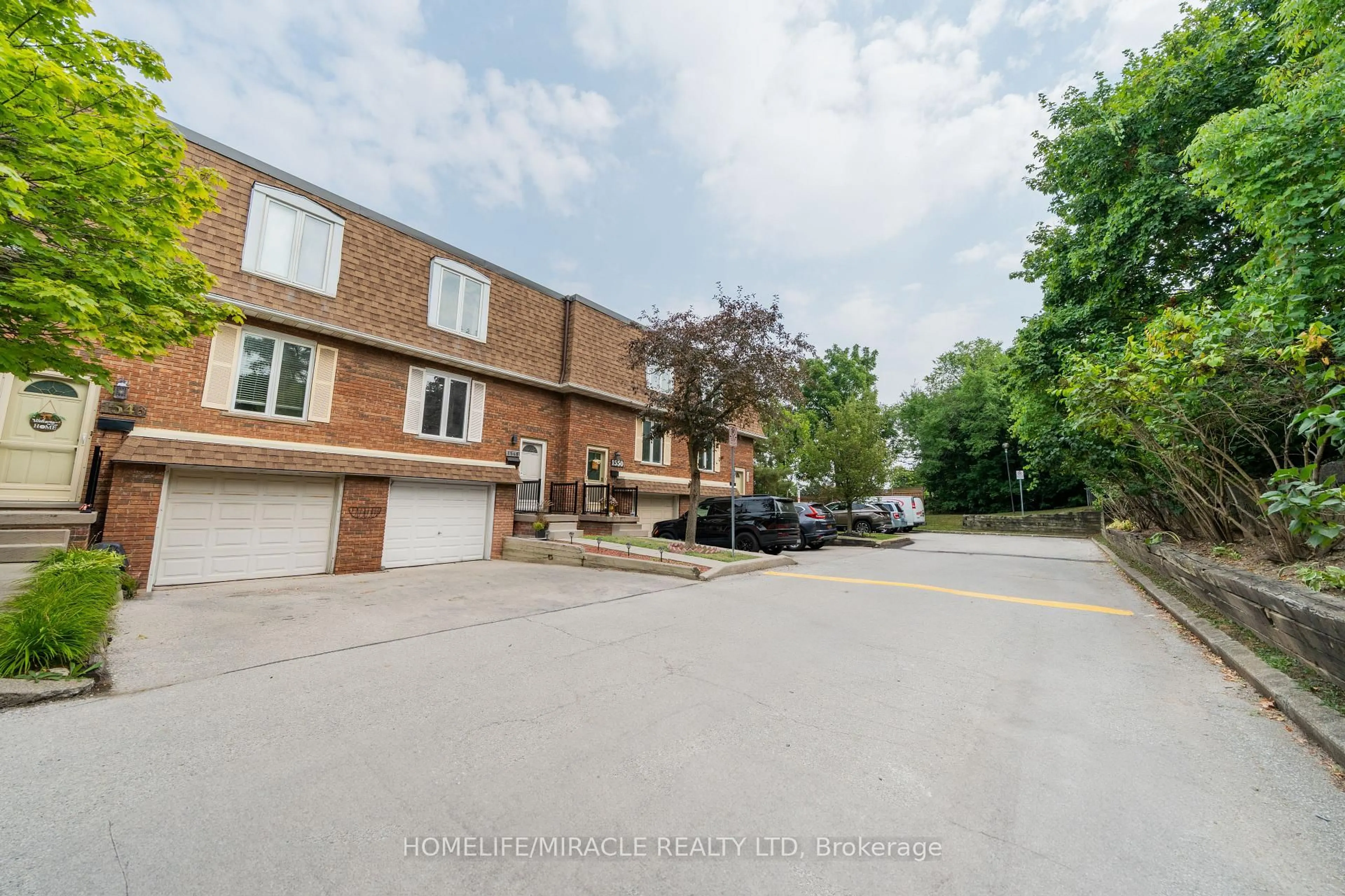 A pic from outside/outdoor area/front of a property/back of a property/a pic from drone, street for 1548 Westminster Pl, Burlington Ontario L7P 2B5