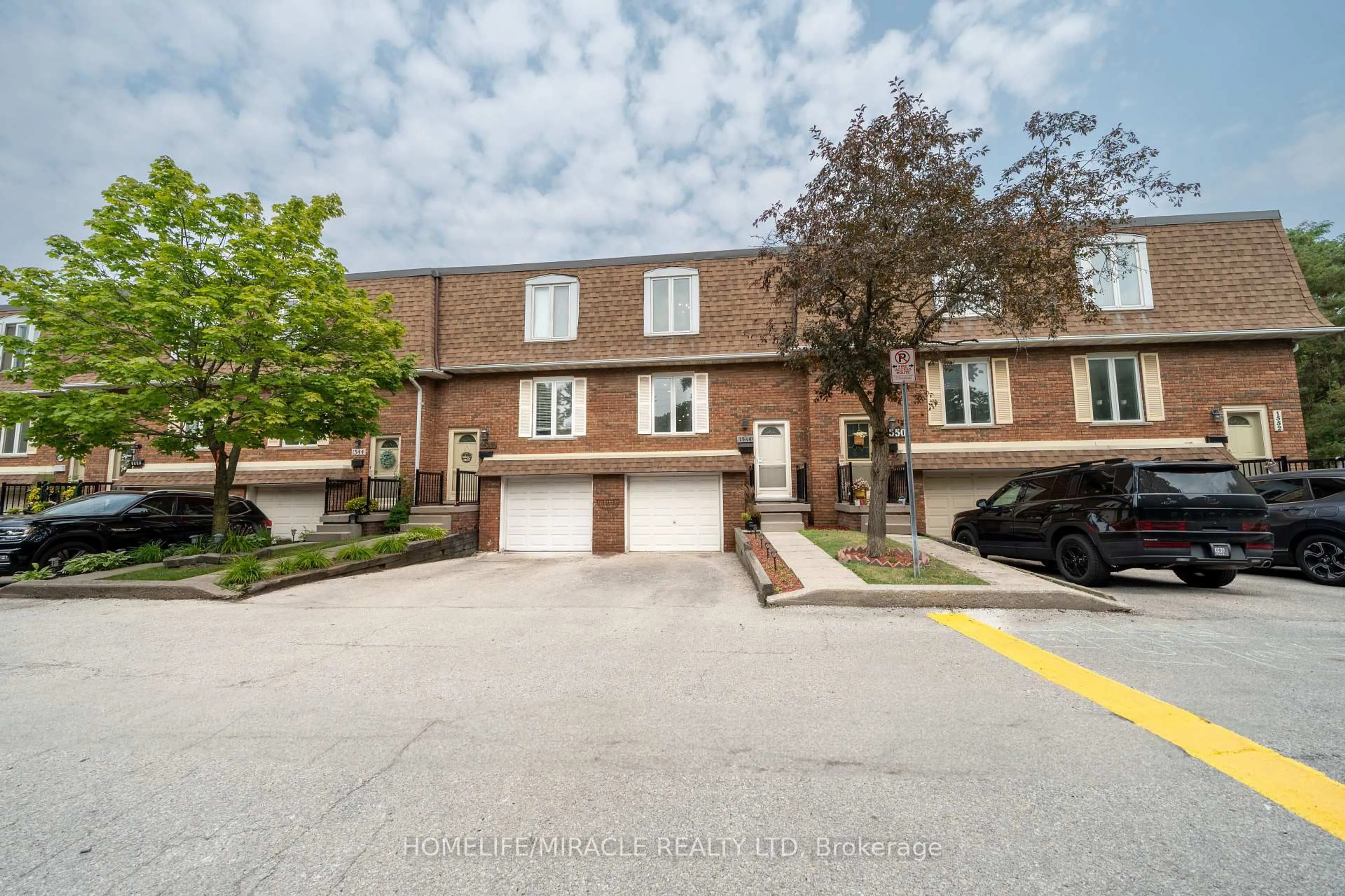 A pic from outside/outdoor area/front of a property/back of a property/a pic from drone, street for 1548 Westminster Pl, Burlington Ontario L7P 2B5