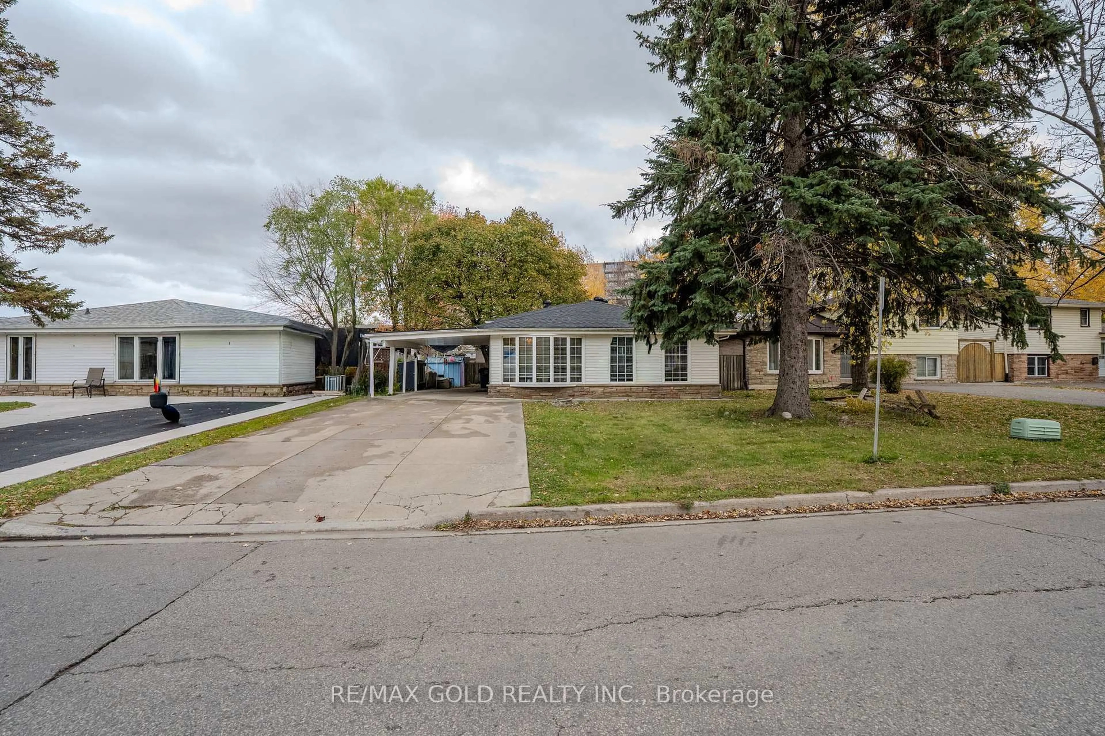 A pic from outside/outdoor area/front of a property/back of a property/a pic from drone, street for 13 TULLAMORE Rd, Brampton Ontario L6W 1J7