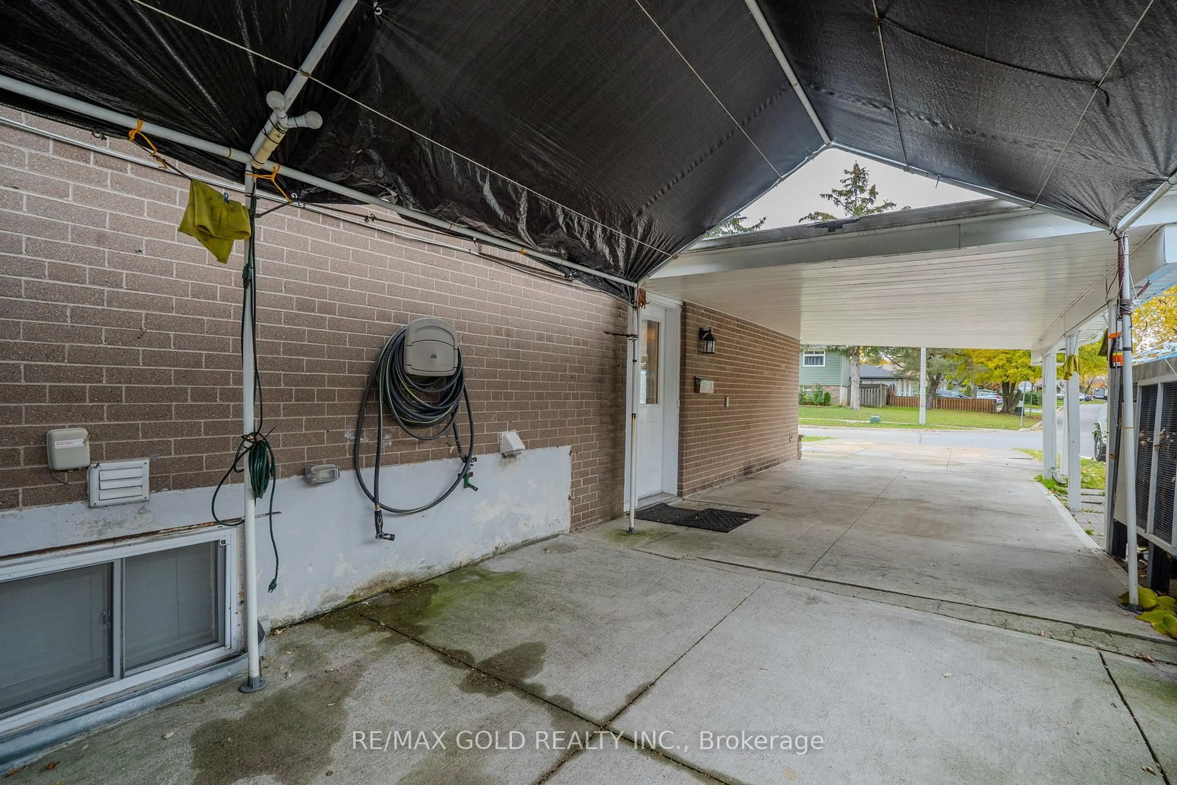 Indoor garage for 13 TULLAMORE Rd, Brampton Ontario L6W 1J7