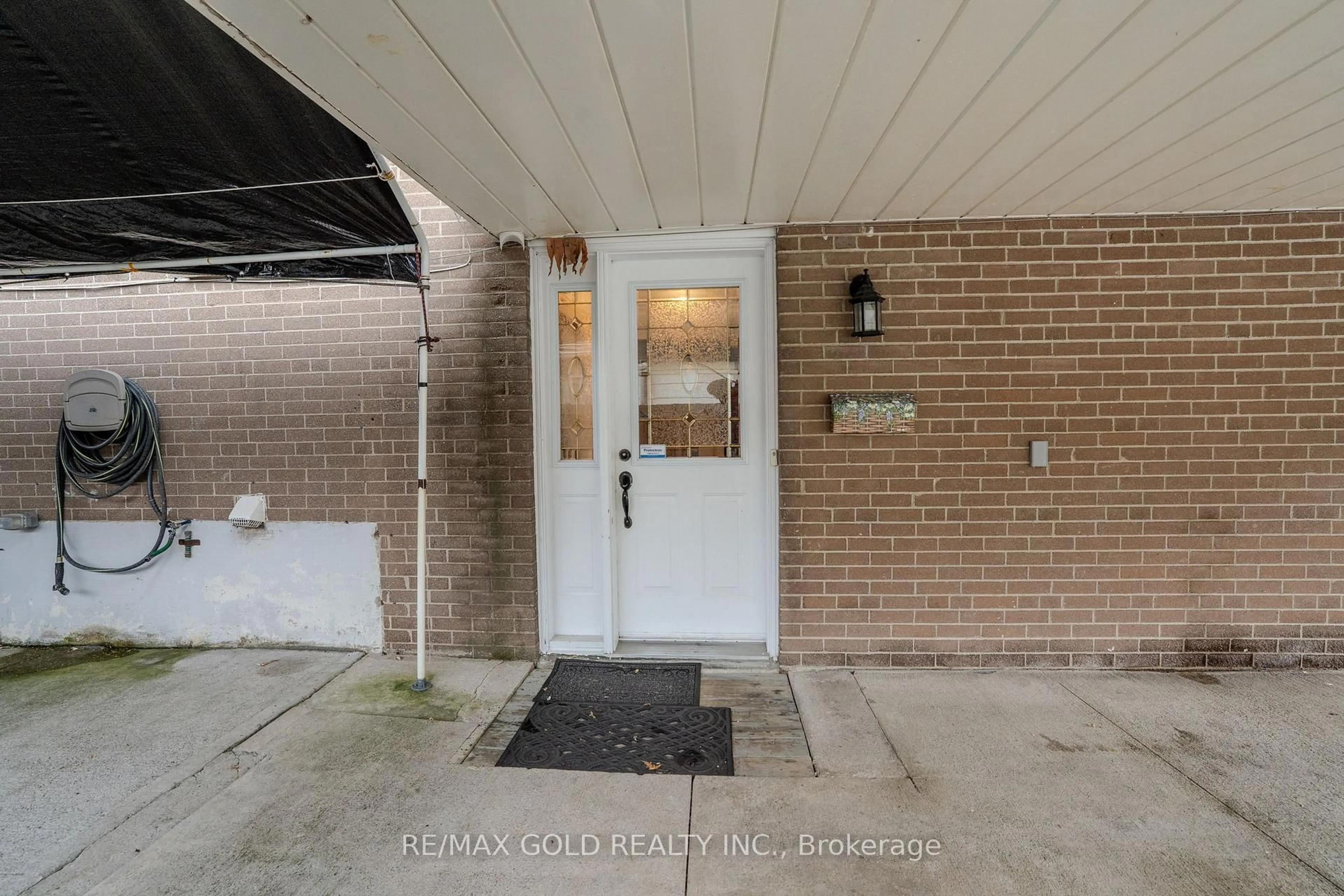 Indoor entryway for 13 TULLAMORE Rd, Brampton Ontario L6W 1J7