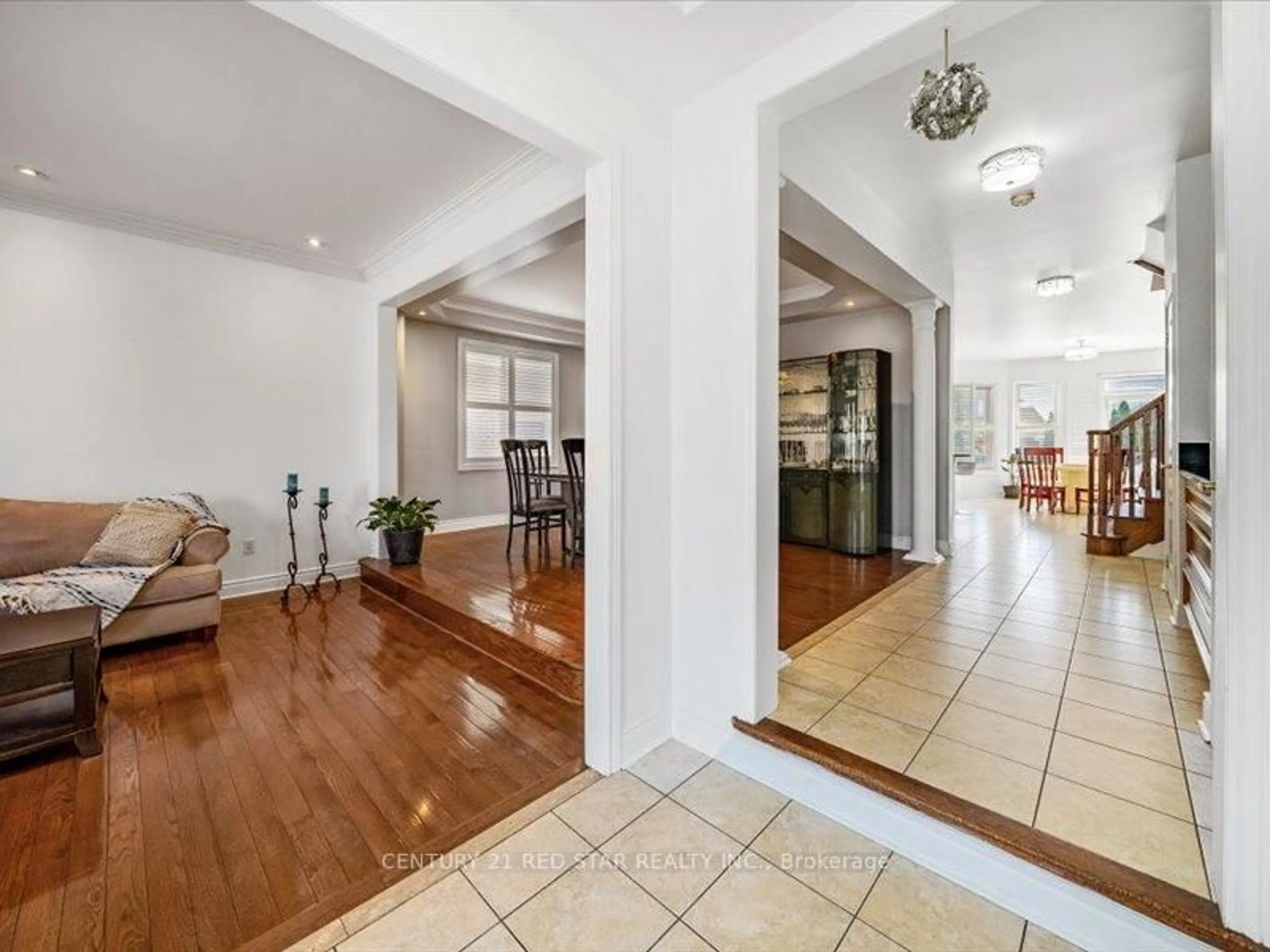 Indoor foyer for 31 Eiffel Blvd, Brampton Ontario L6P 1V9