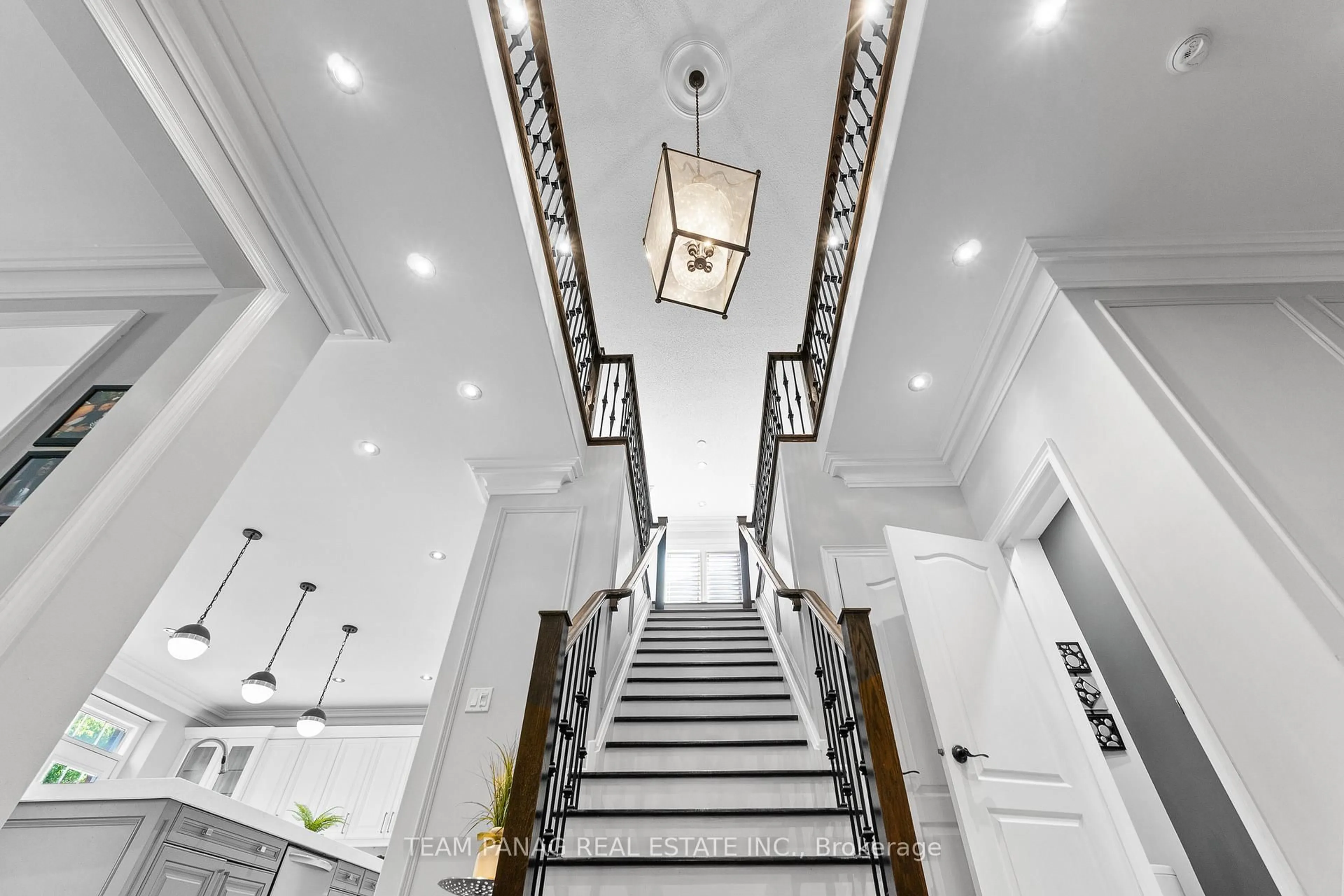 Indoor foyer for 21 Lauderhill Rd, Brampton Ontario L6P 2Z1